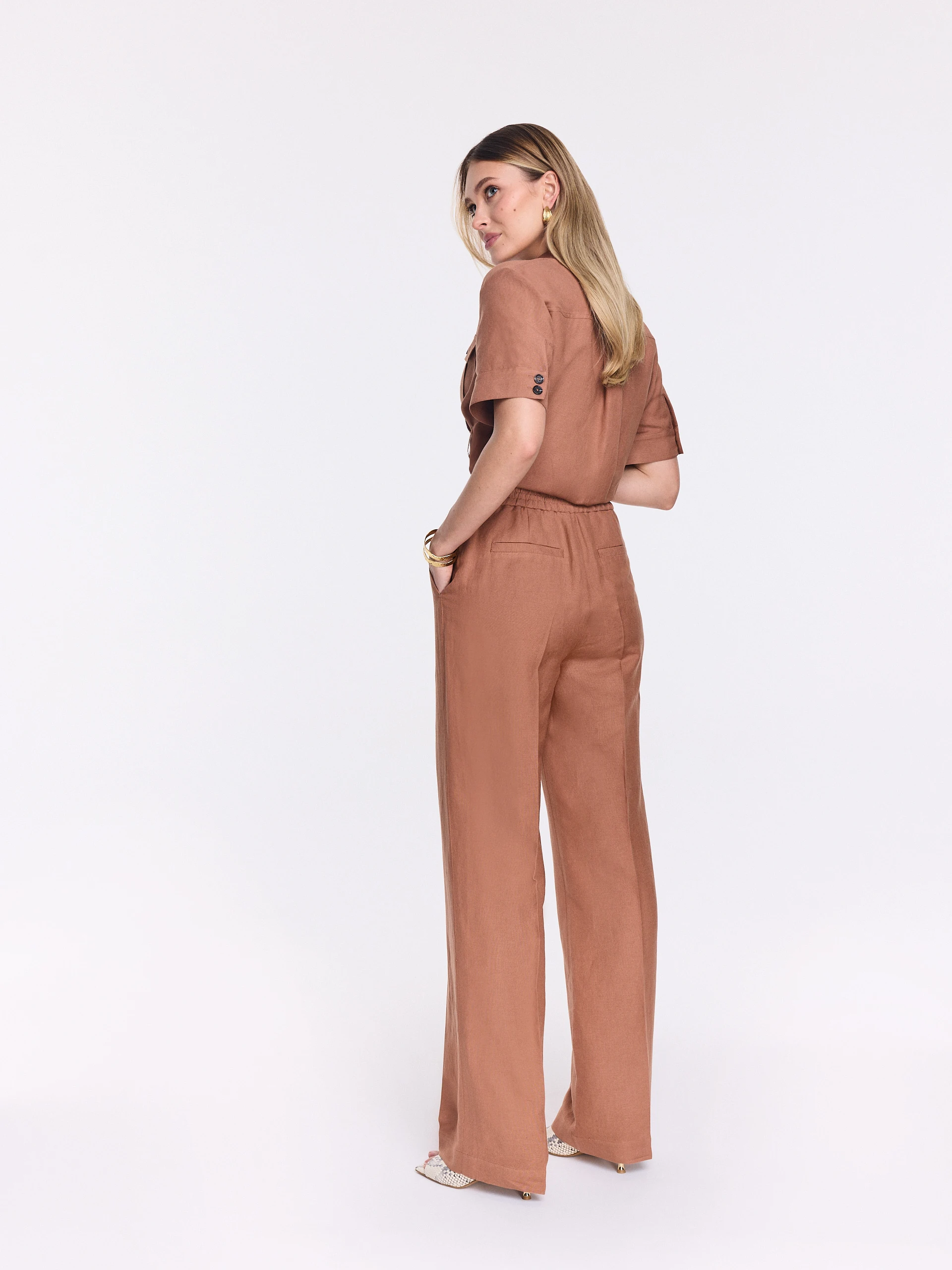 Karmelowe spodnie typu wide leg z lnem