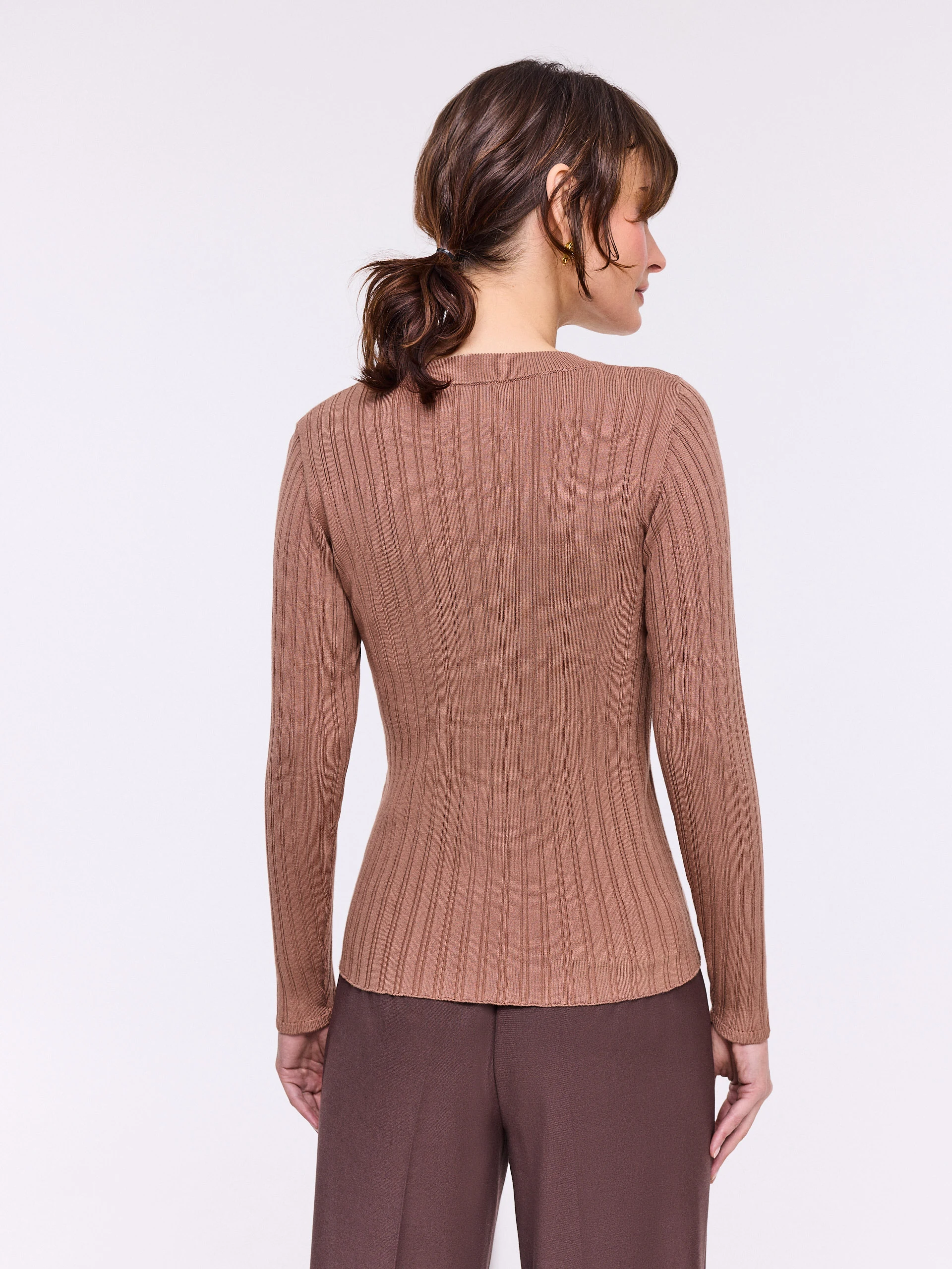 Fitted brown ribbed knit sweater
