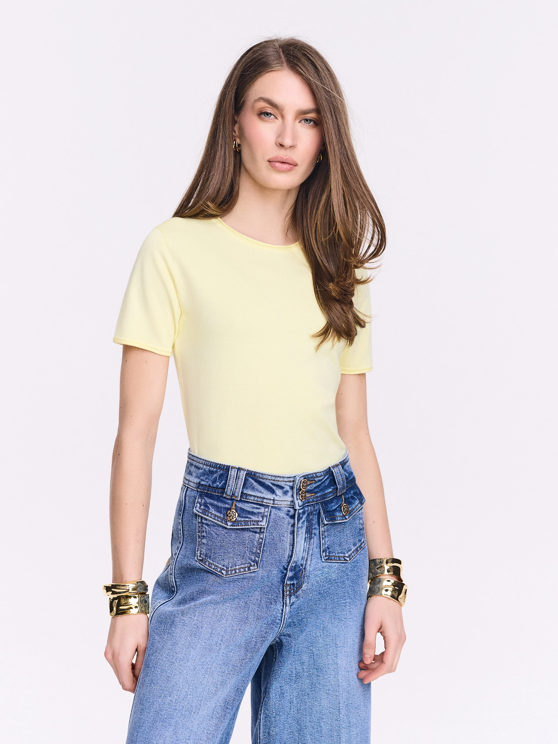 Light yellow short-sleeved sweater