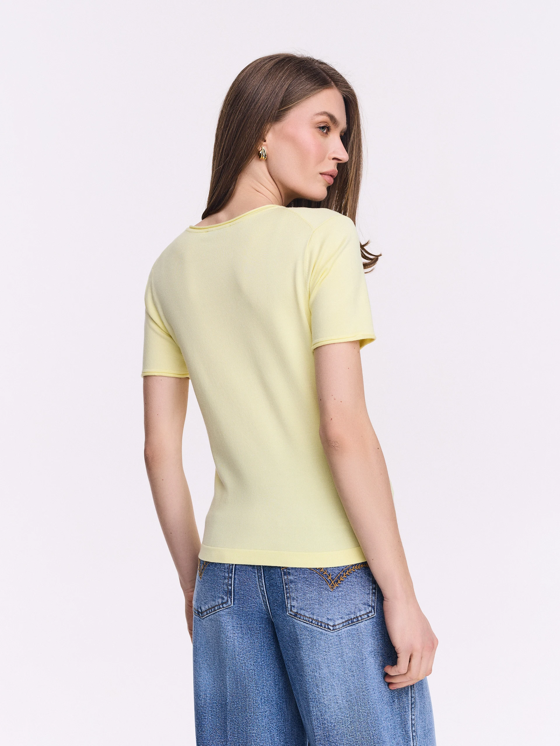 Light yellow short-sleeved sweater
