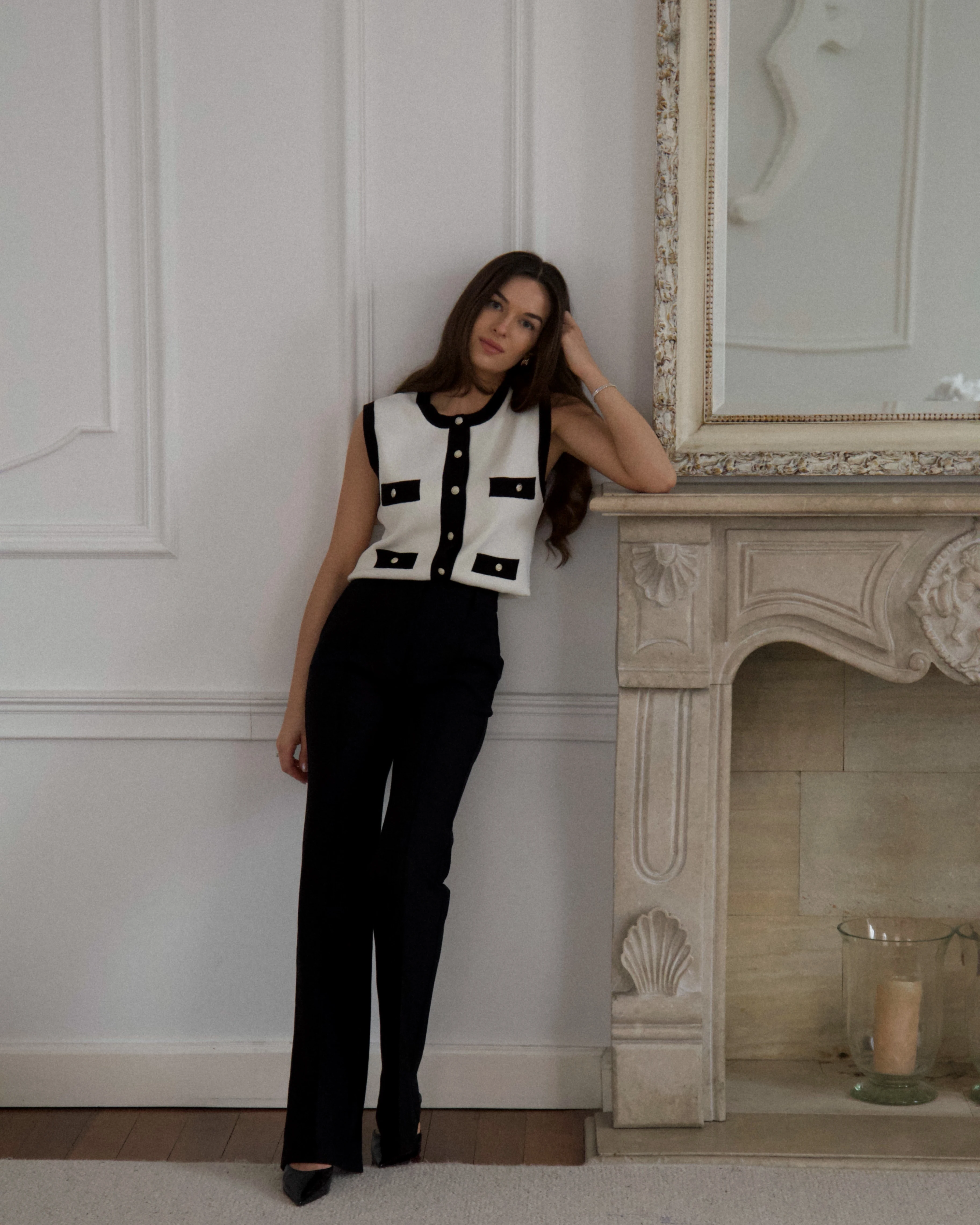 Kremowy bezrękawnik z kontrastowymi detalami