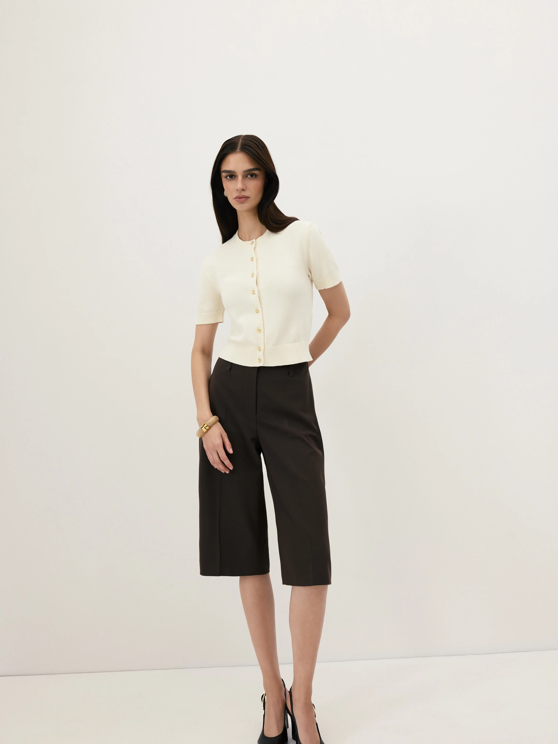 High-waisted chocolate-coloured Bermuda shorts