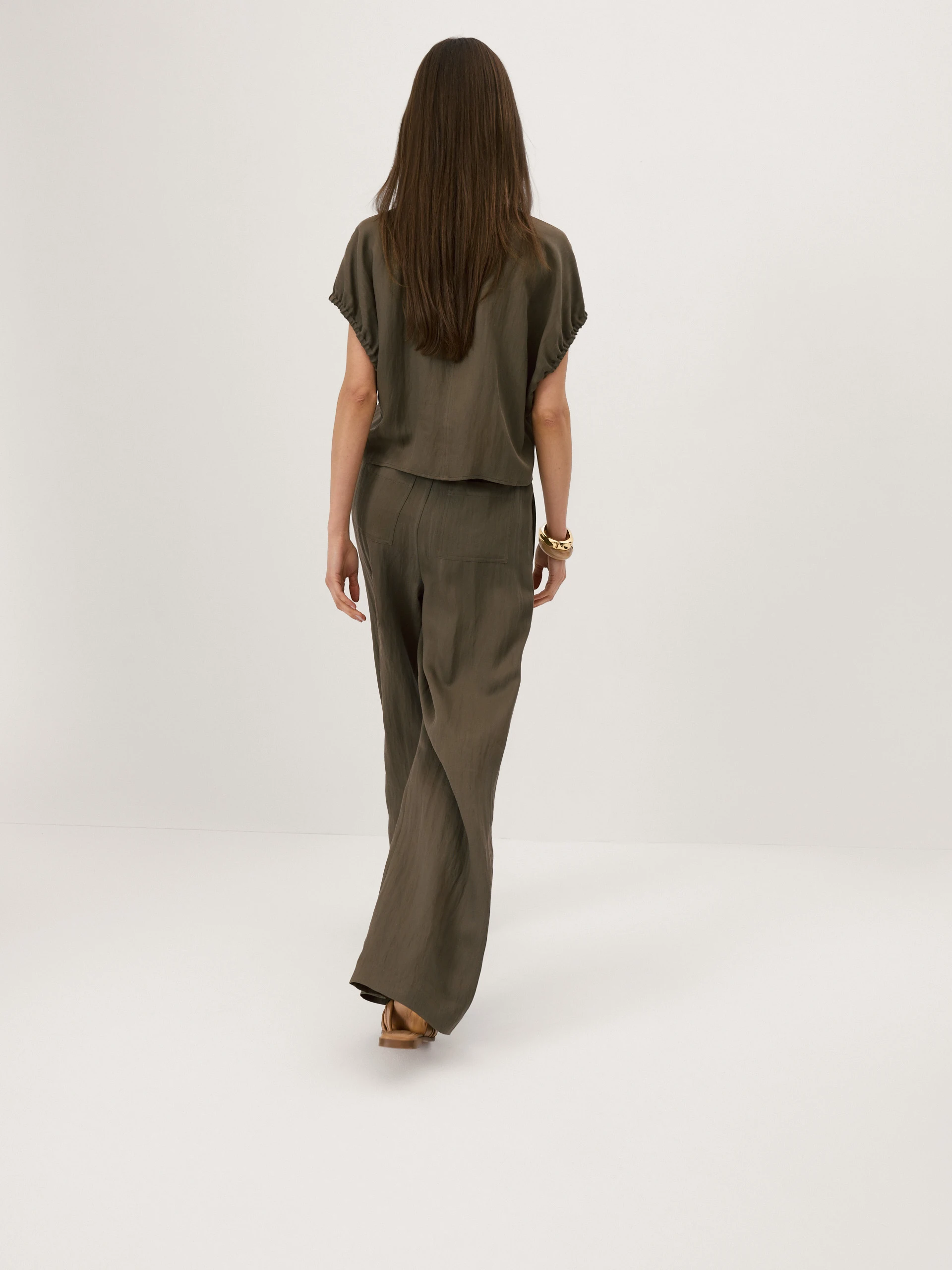 Olive-coloured loose-fitting trousers