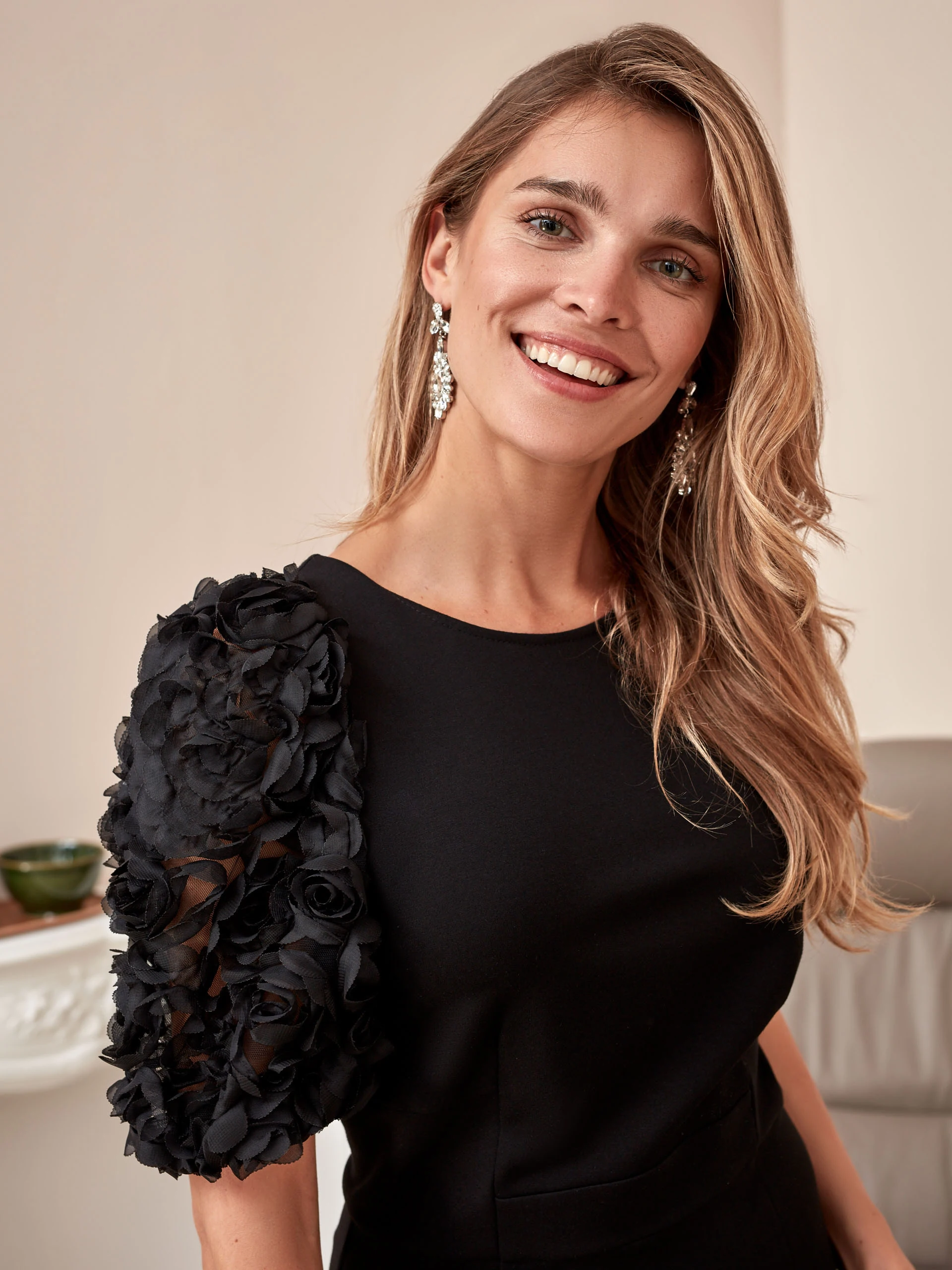 BLACK DRESS WITH EYE-CATCHING SLEEVES