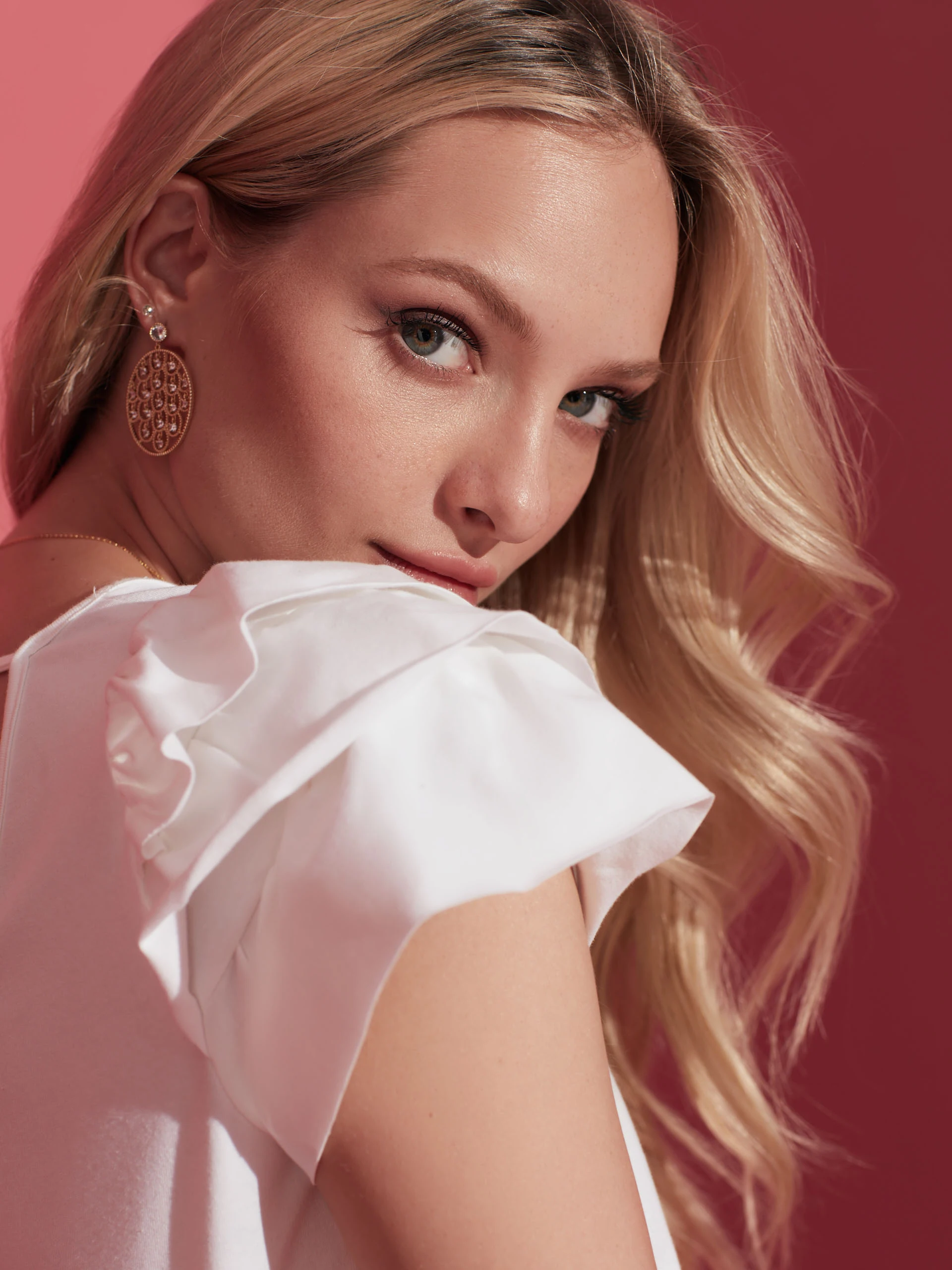 WHITE BLOUSE WITH BROOCH