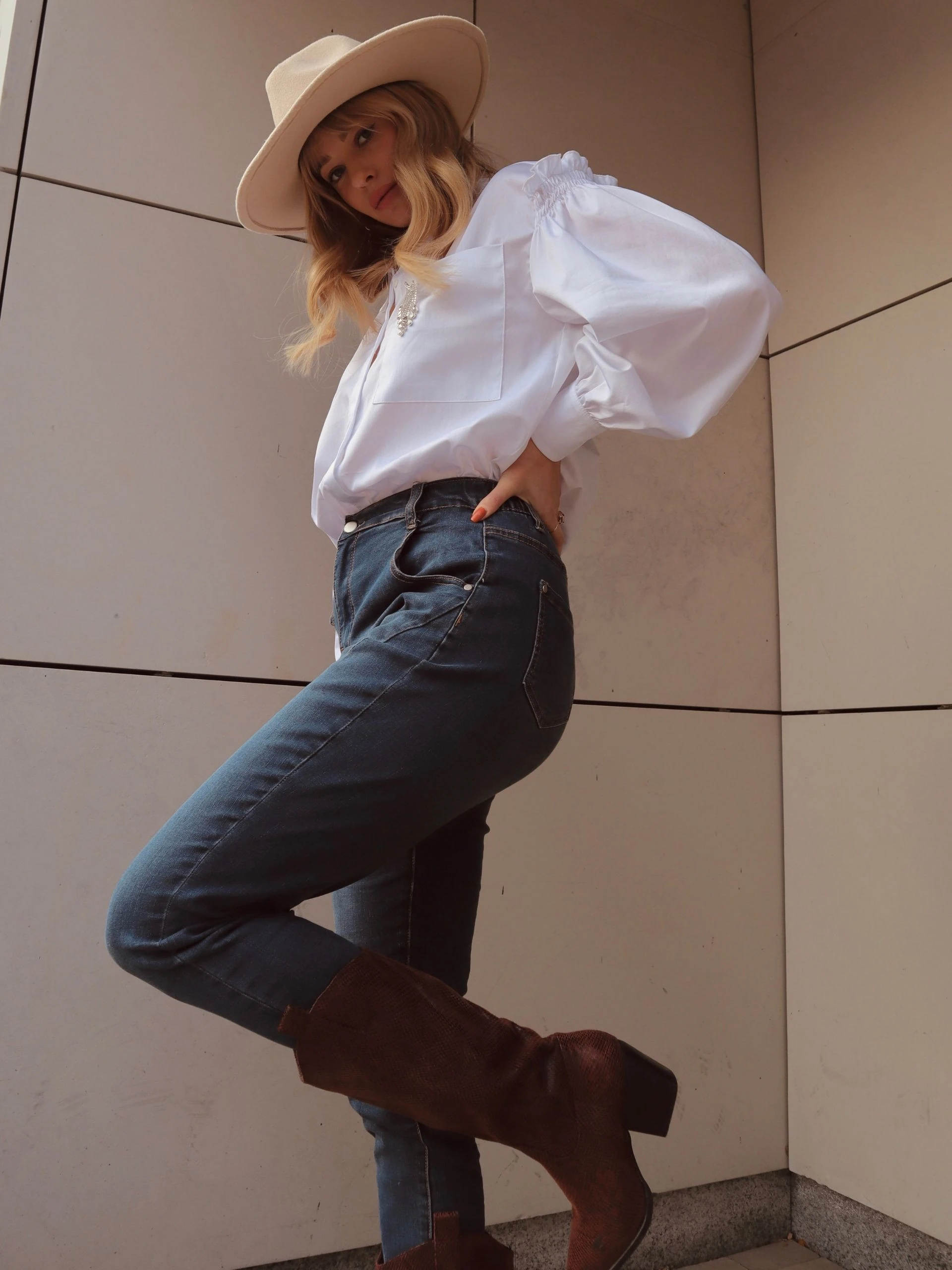 WHITE SHIRT WITH BUFF SLEEVES