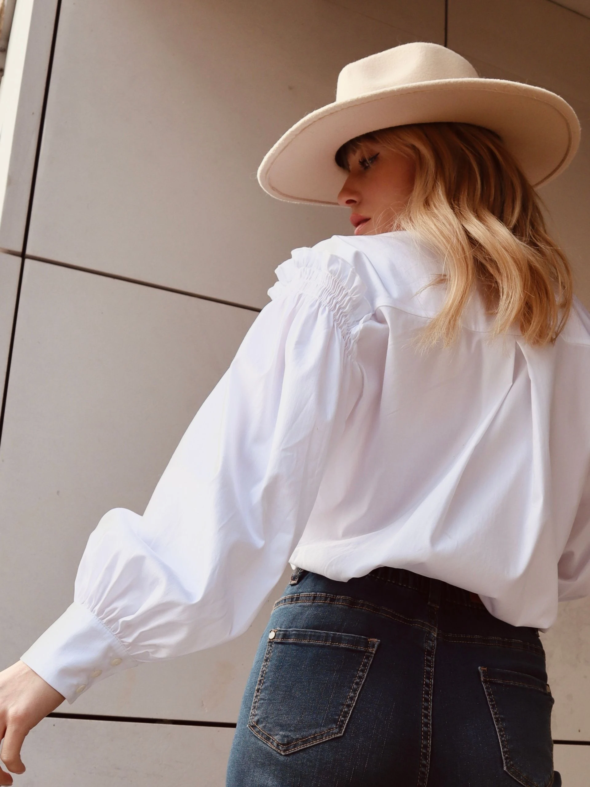 WHITE SHIRT WITH BUFF SLEEVES