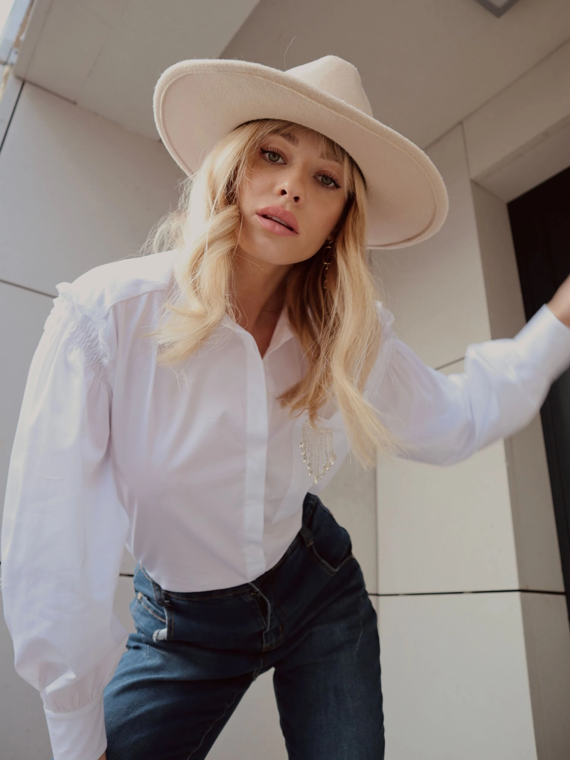 WHITE SHIRT WITH BUFF SLEEVES