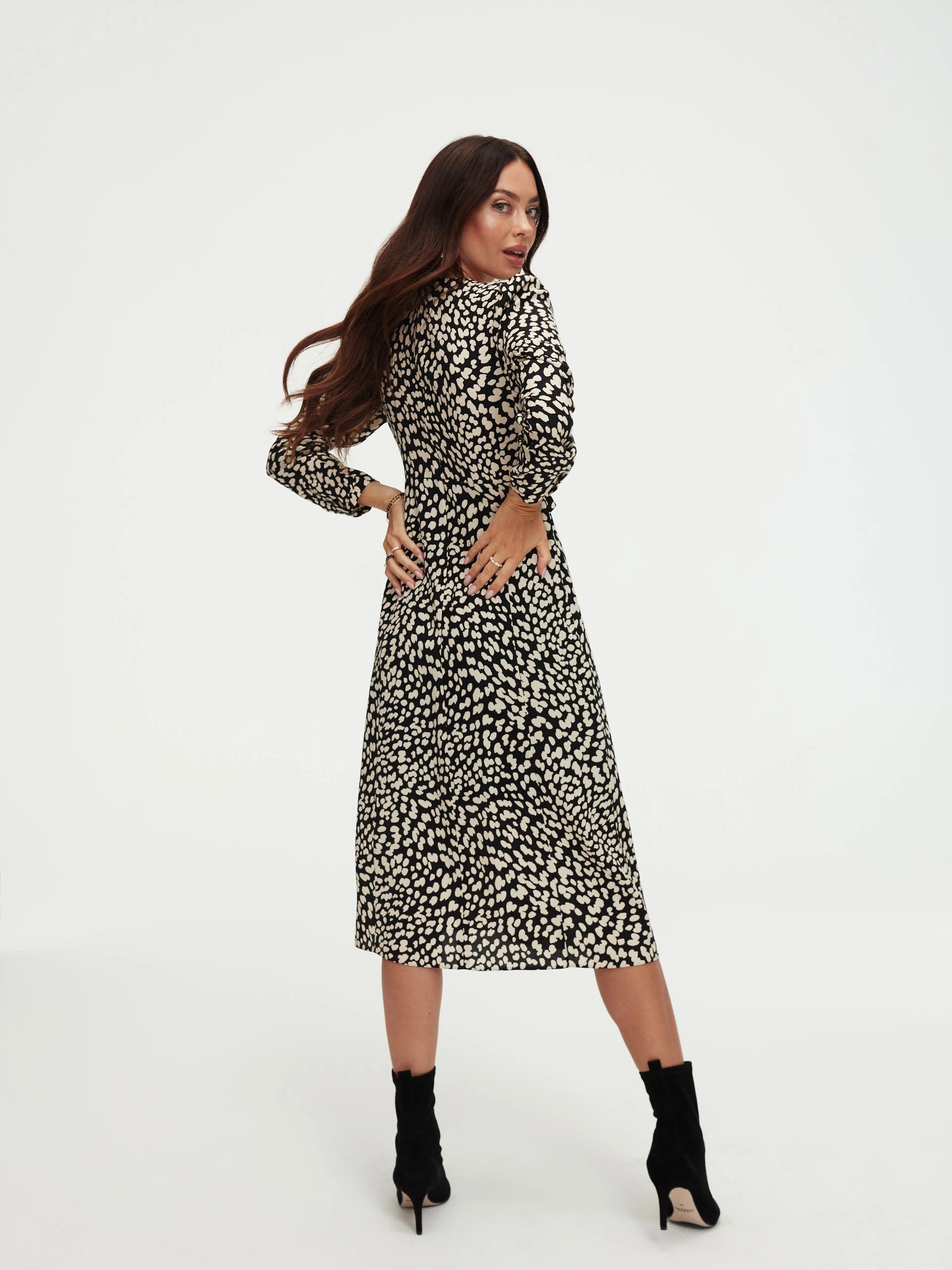 Elegant dress with creased neckline