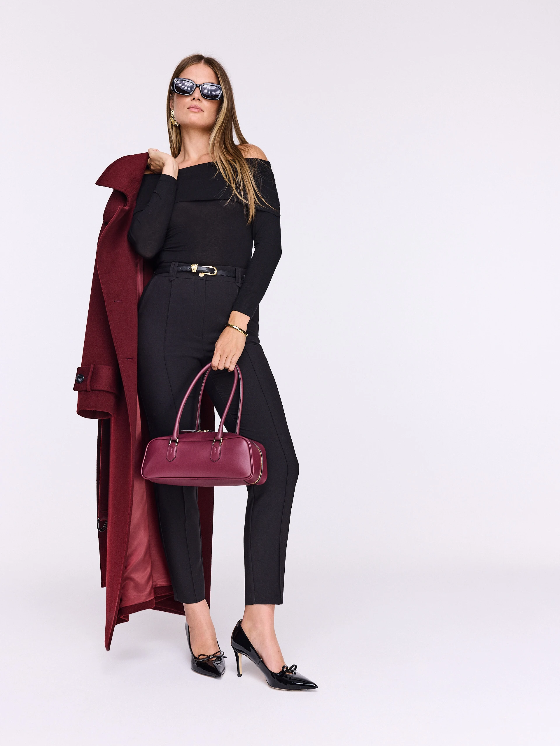 Fitted black blouse with a spanish neckline