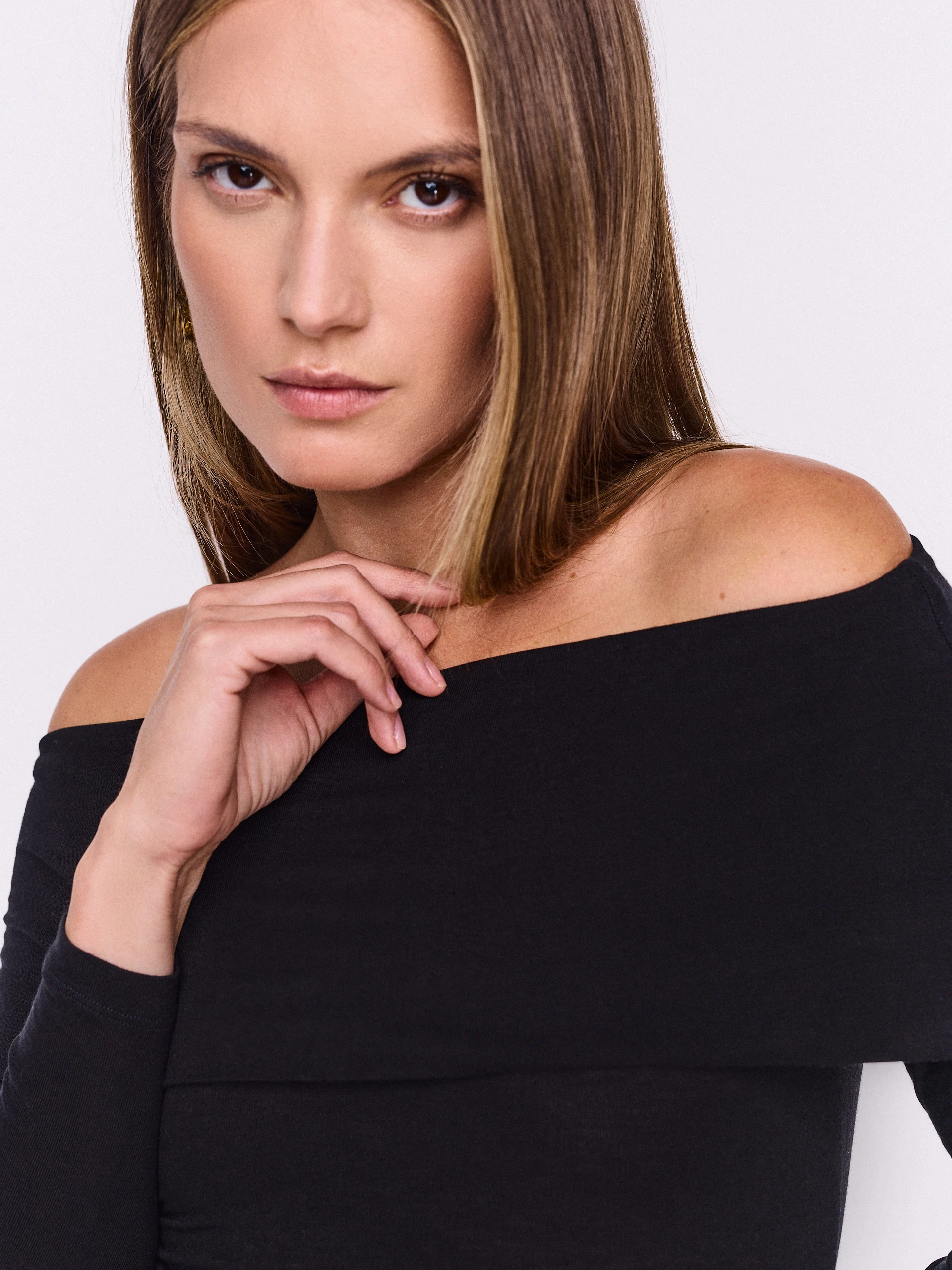 Fitted black blouse with a spanish neckline