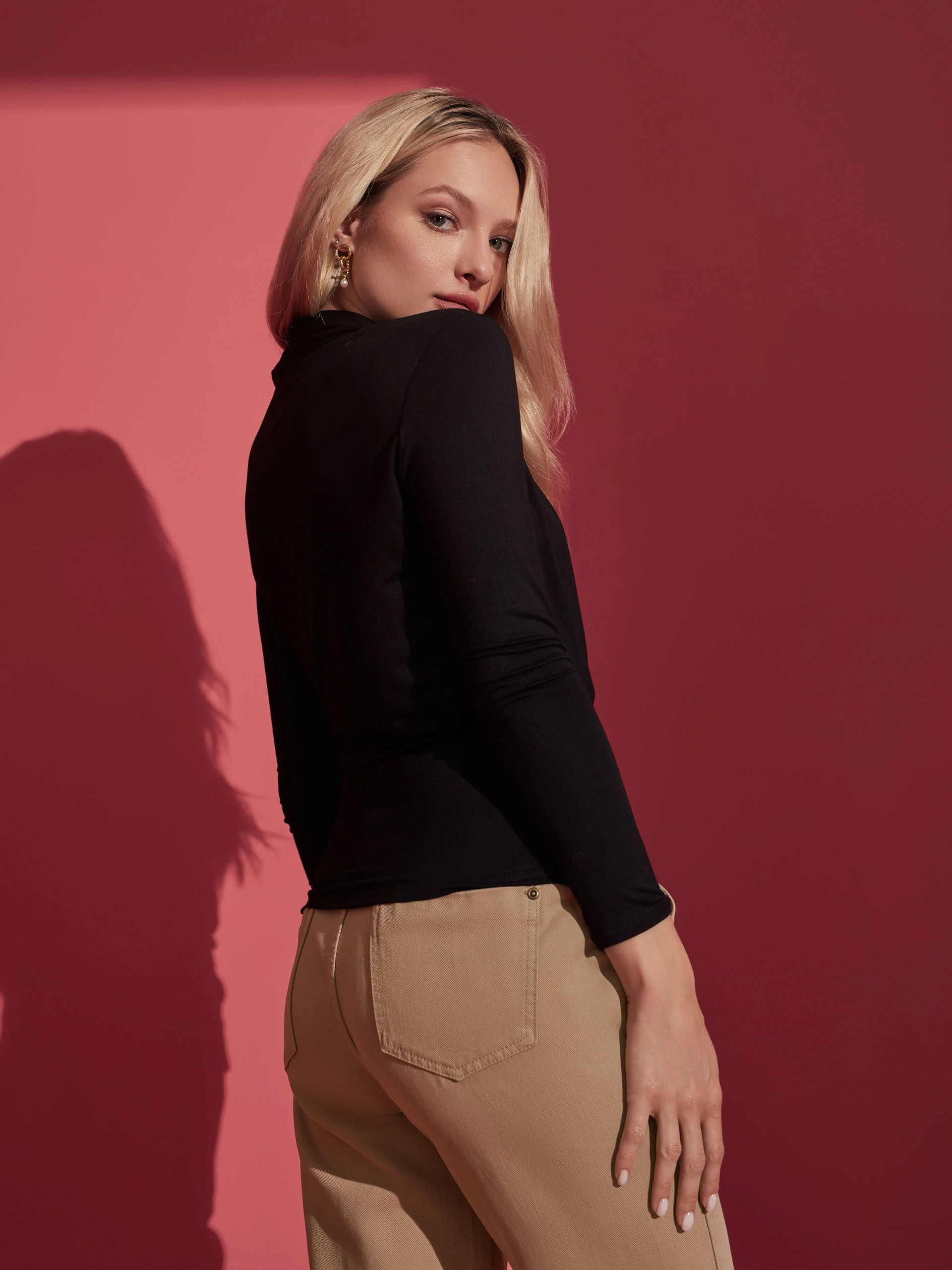 BLACK BLOUSE WITH LONG SLEEVES