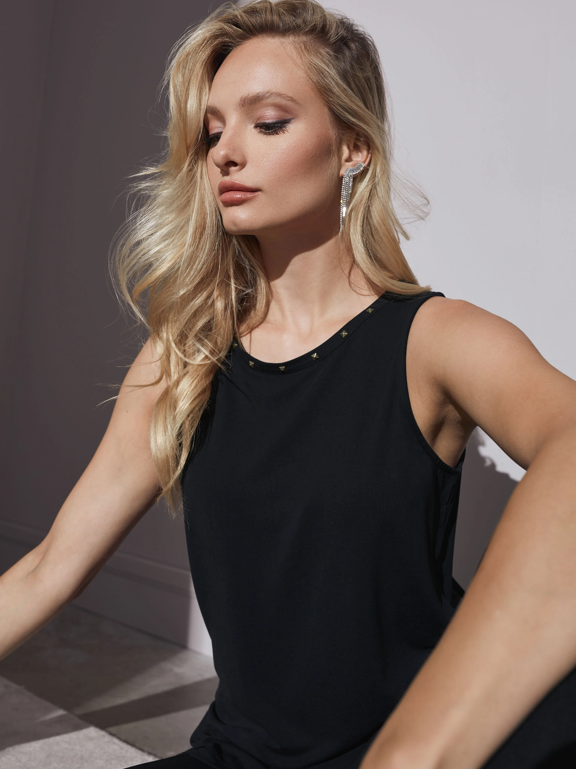 BLACK SLEEVELESS BLOUSE