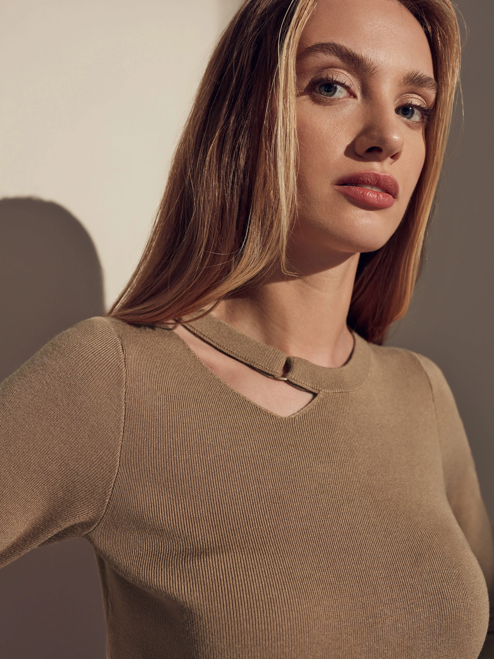 CAMELOWY DOPASOWANY SWETER