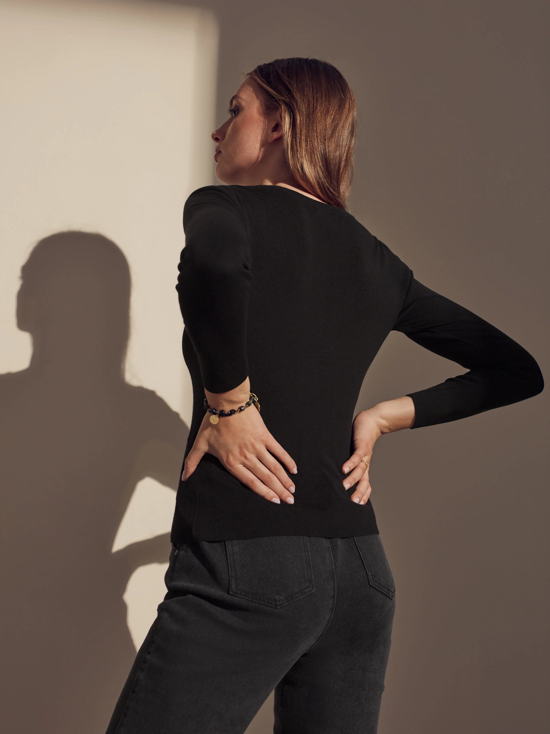 BLACK FITTED SWEATER