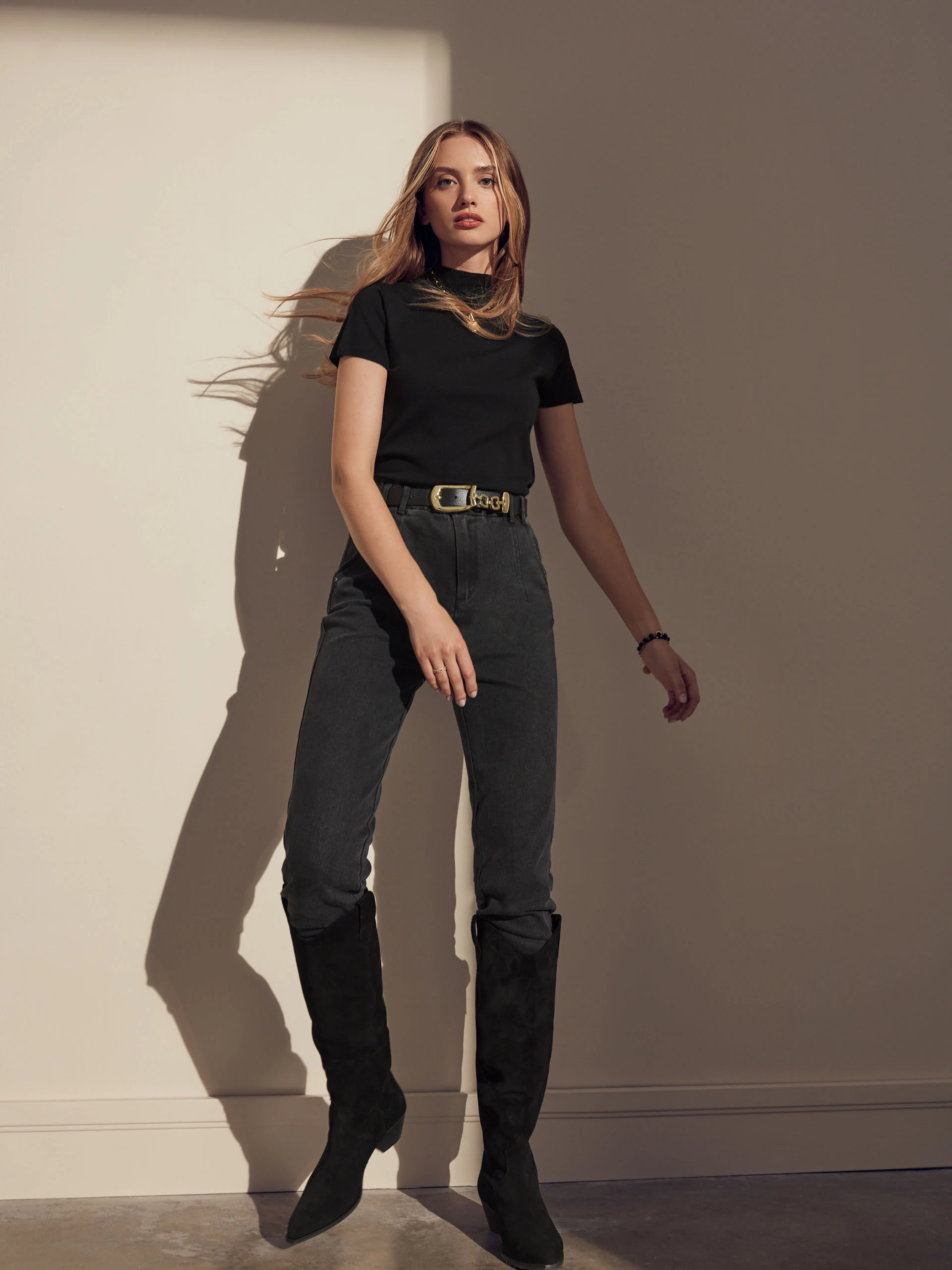 BLACK HALF TURTLENECK WITH SHORT SLEEVES