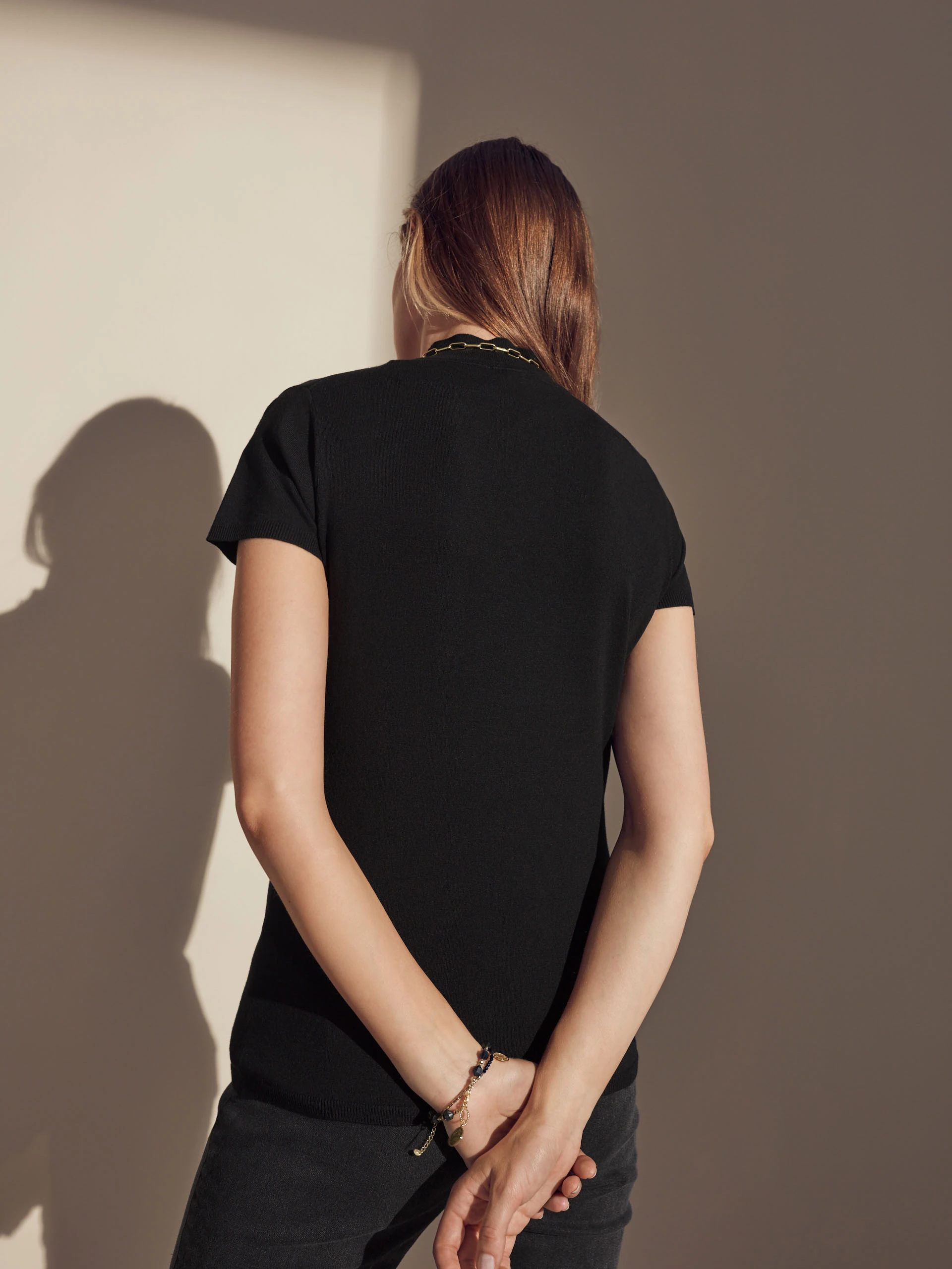 BLACK HALF TURTLENECK WITH SHORT SLEEVES