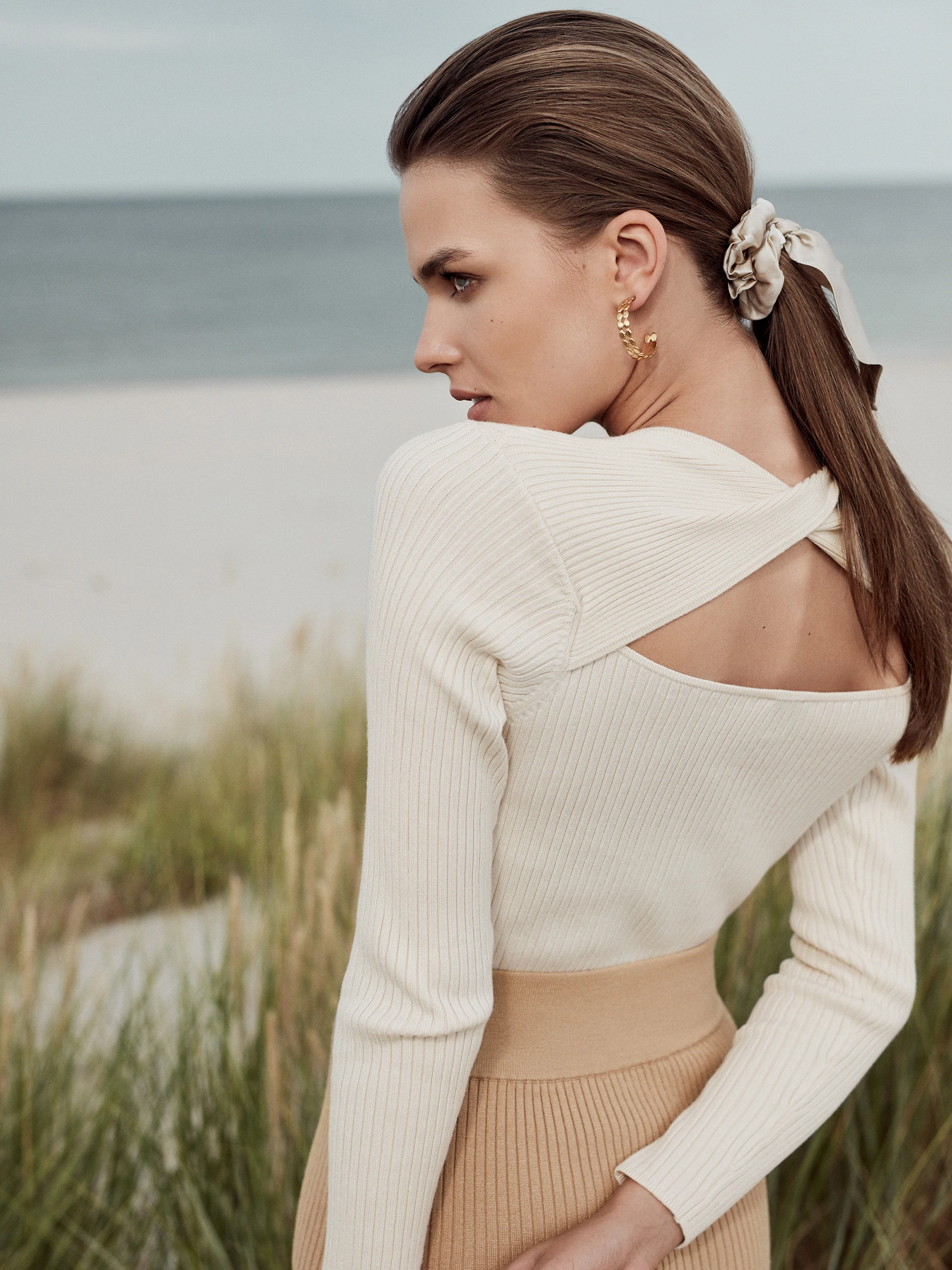 SWEATER WITH BACK NECKLINE