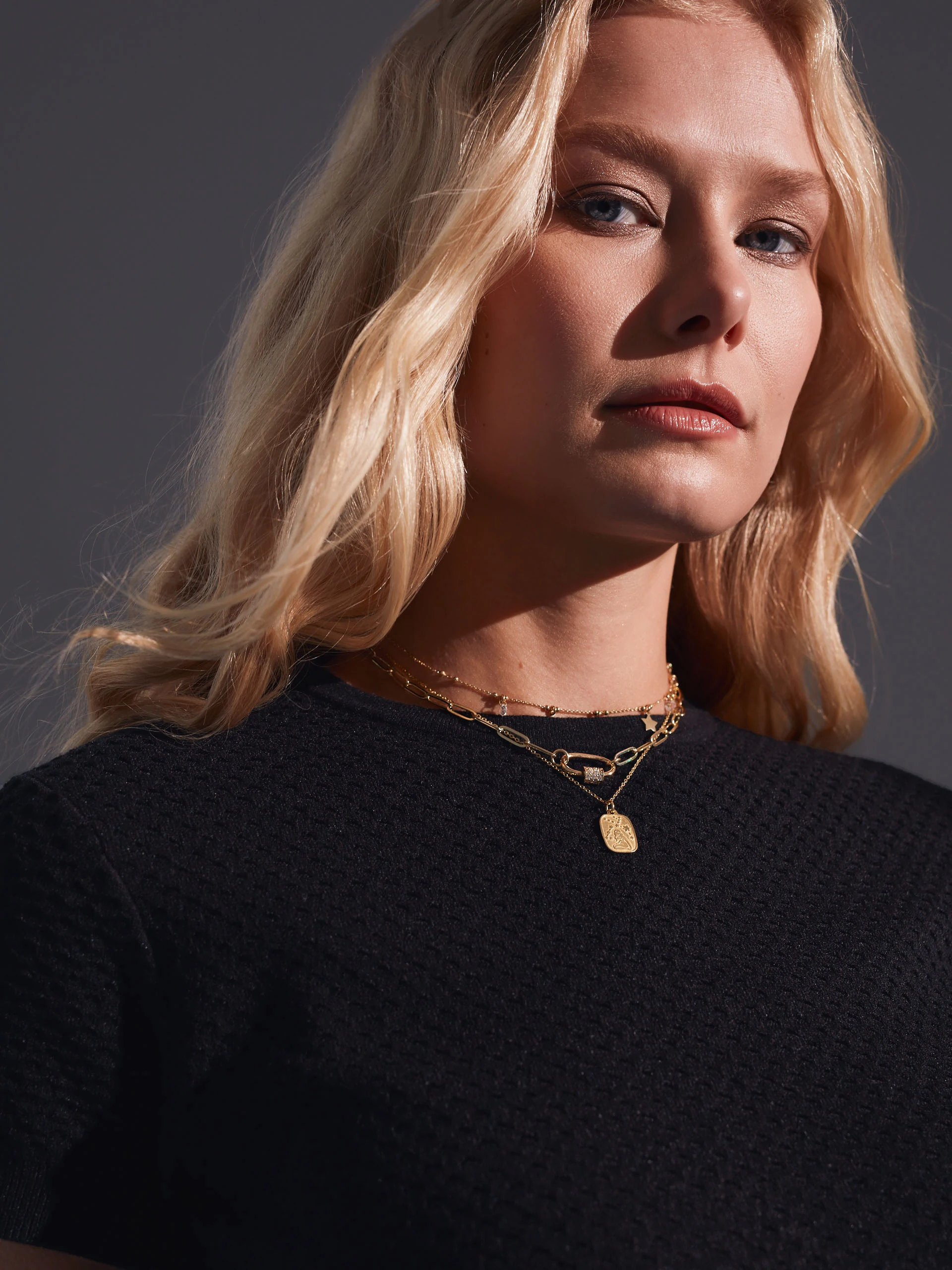 BLACK SHORT SLEEVE SWEATER