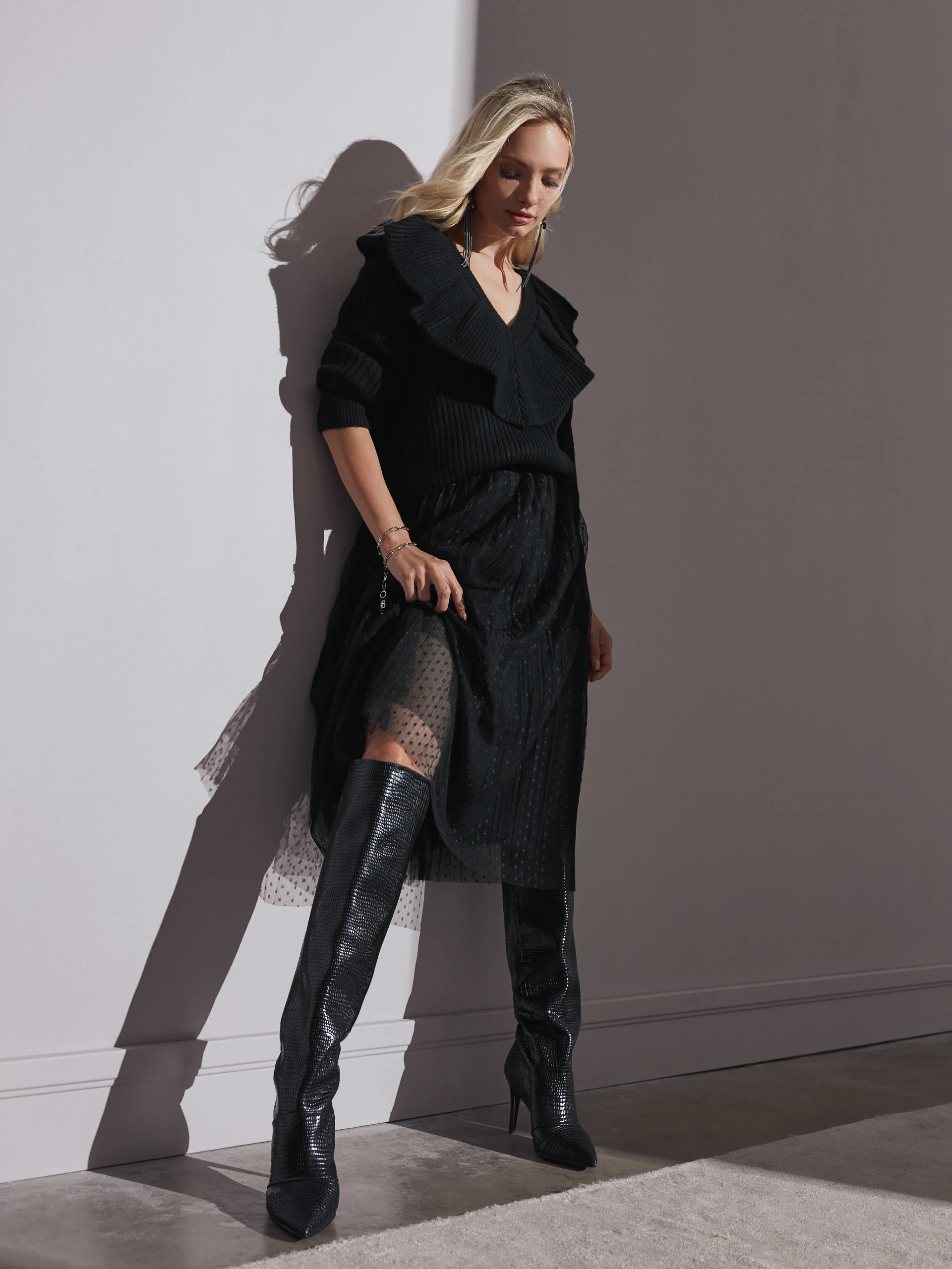 BLACK SWEATER WITH LARGE COLLAR