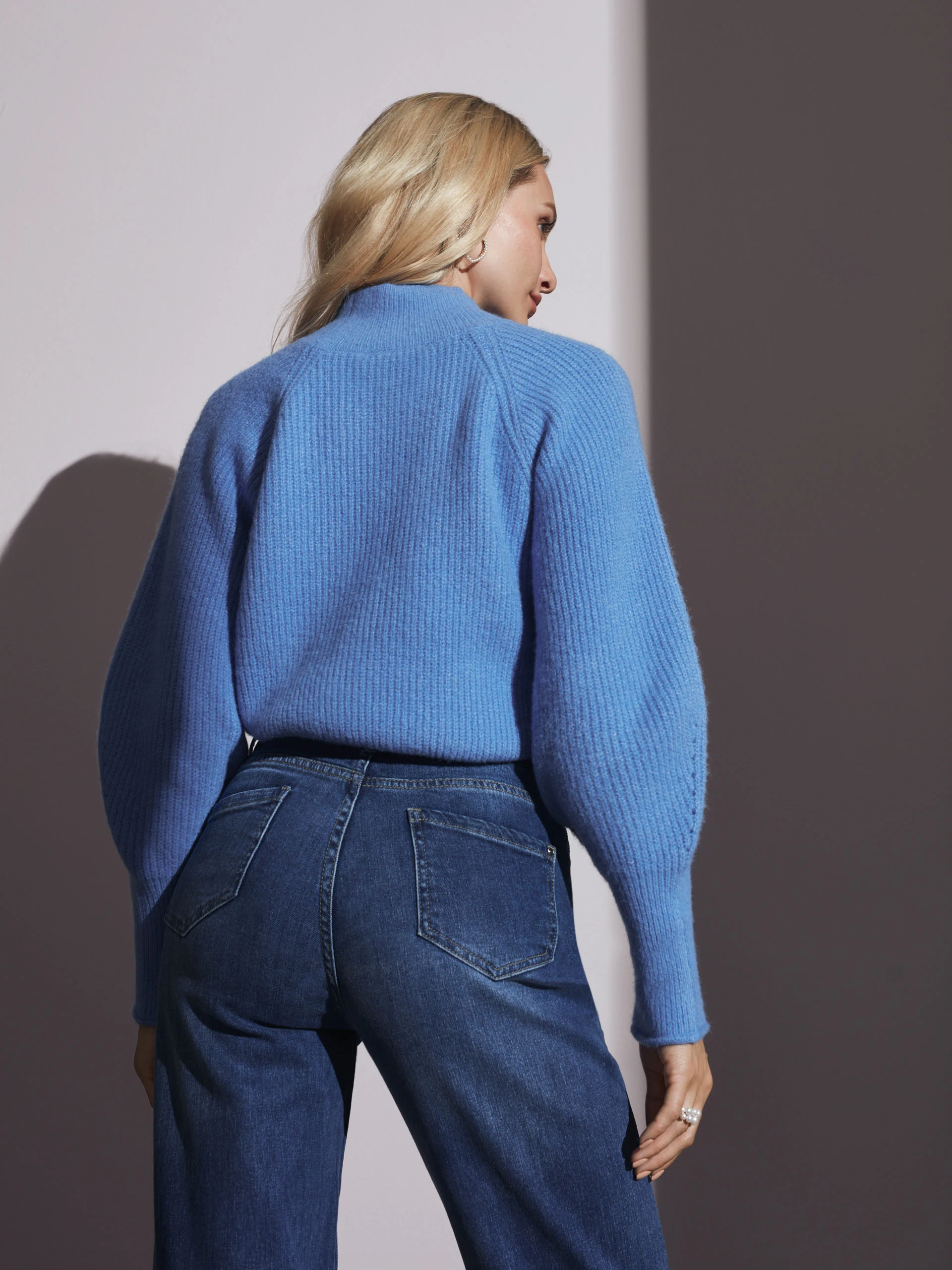 BLUE TURTLENECK SWEATER