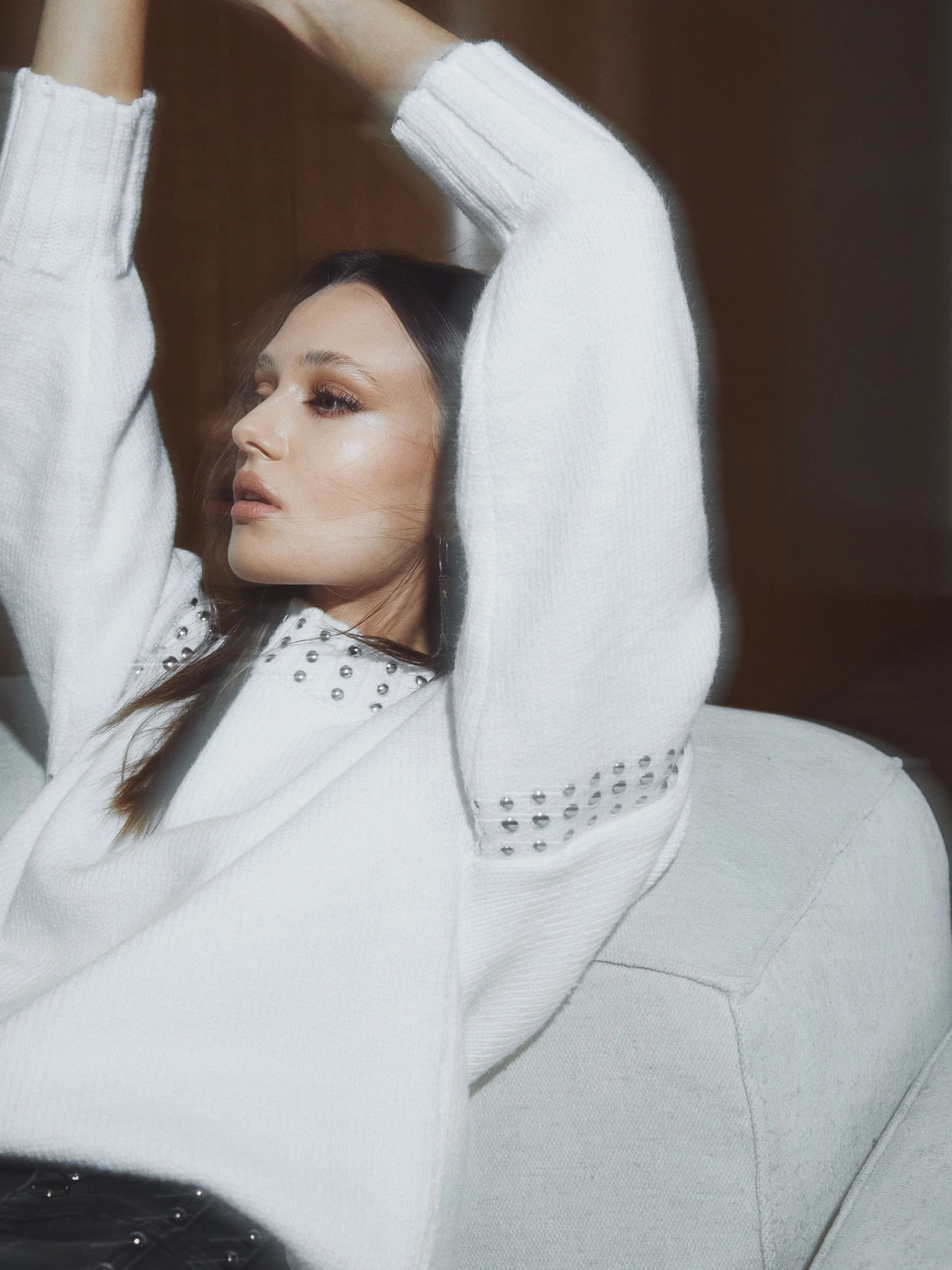 WHITE SWEATER WITH JETS