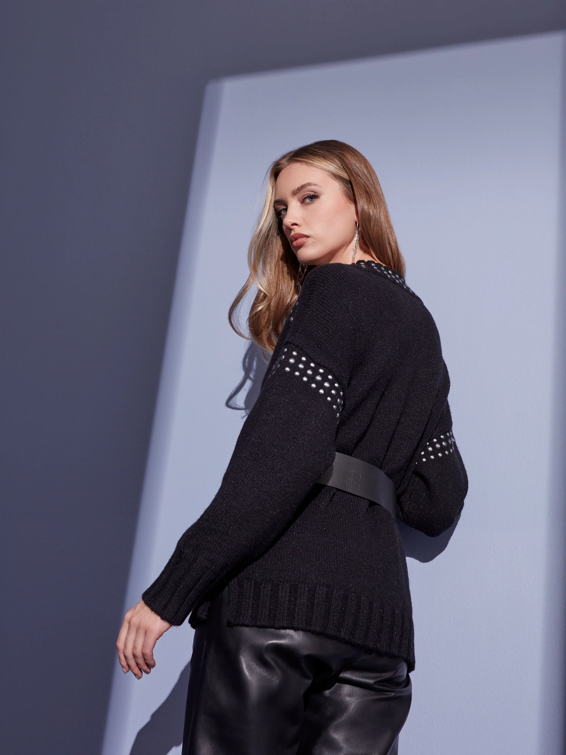 CZARNY SWETER Z JETAMI