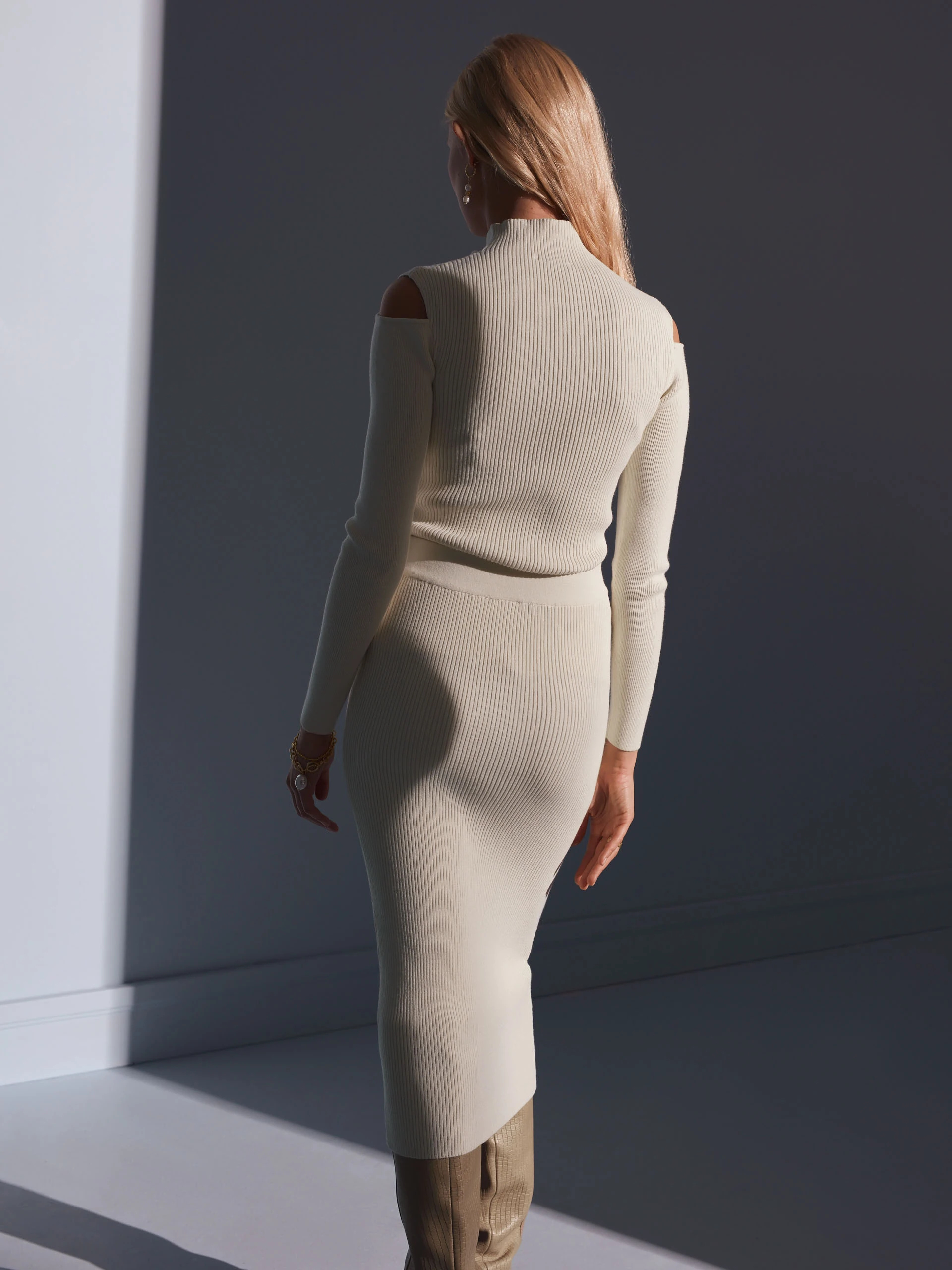 BEIGE SWEATER WITH CUTOUTS ON SHOULDERS