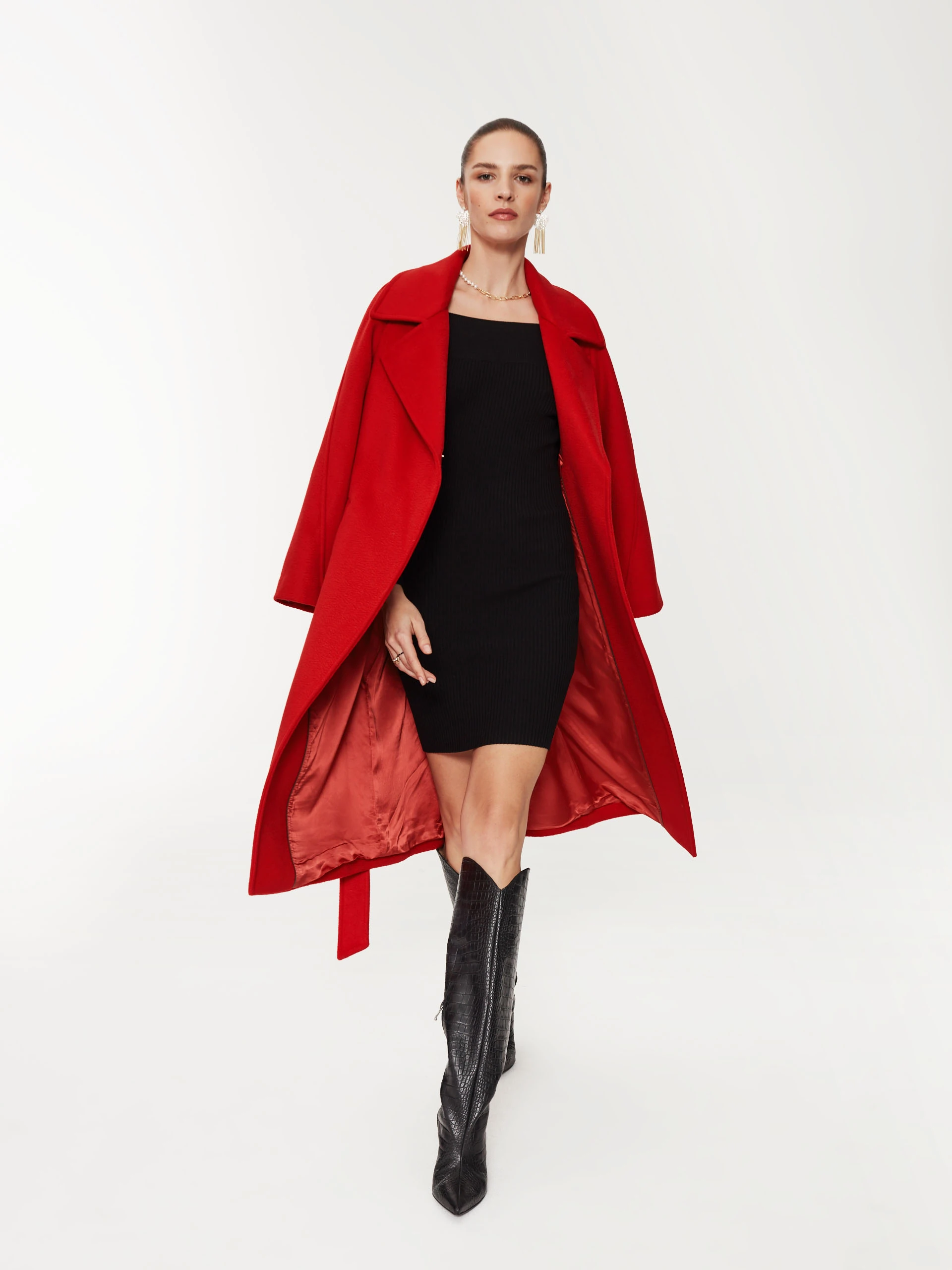 Fitted dress with Spanish neckline