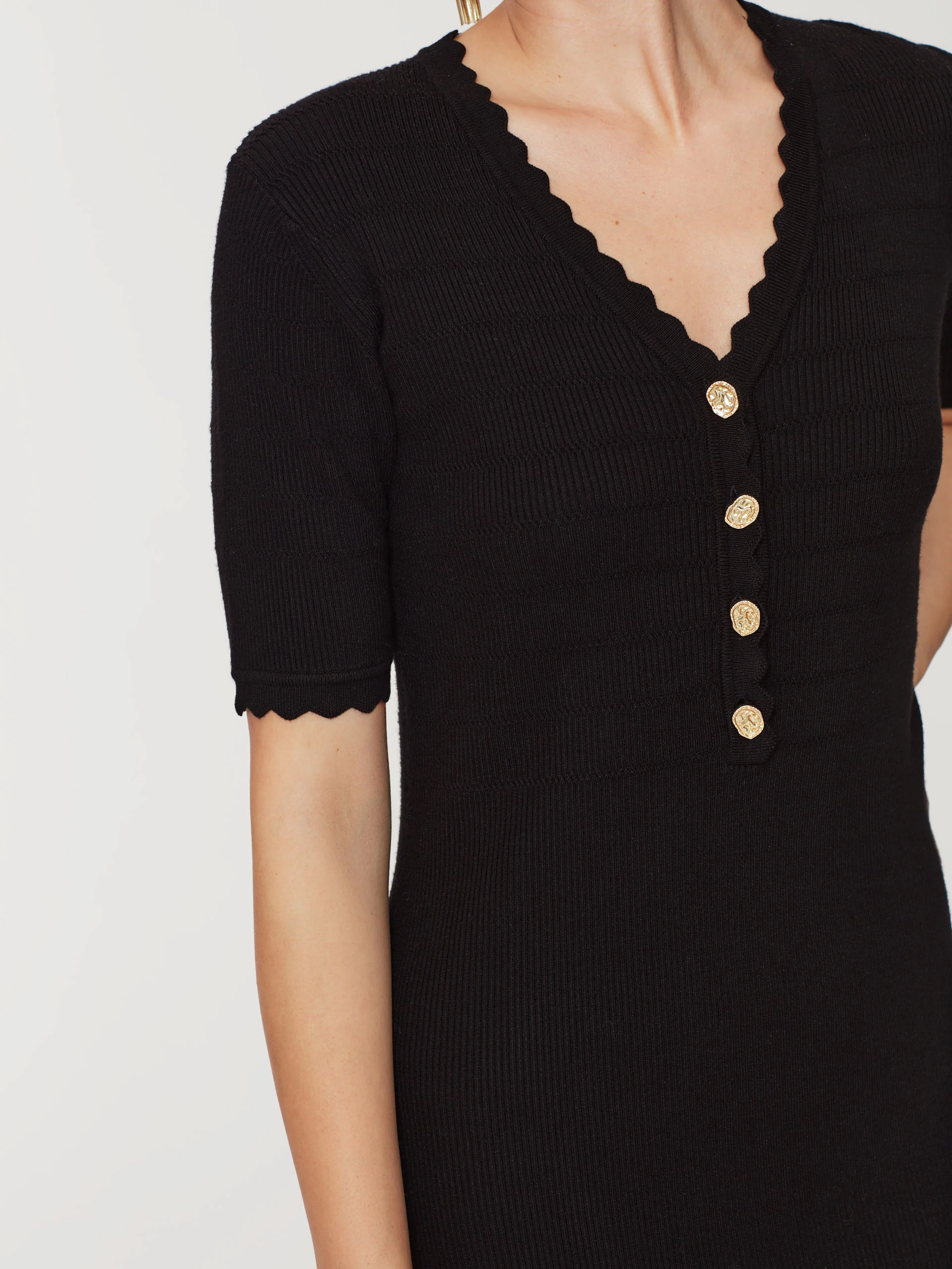 Ribbed black dress with short sleeves