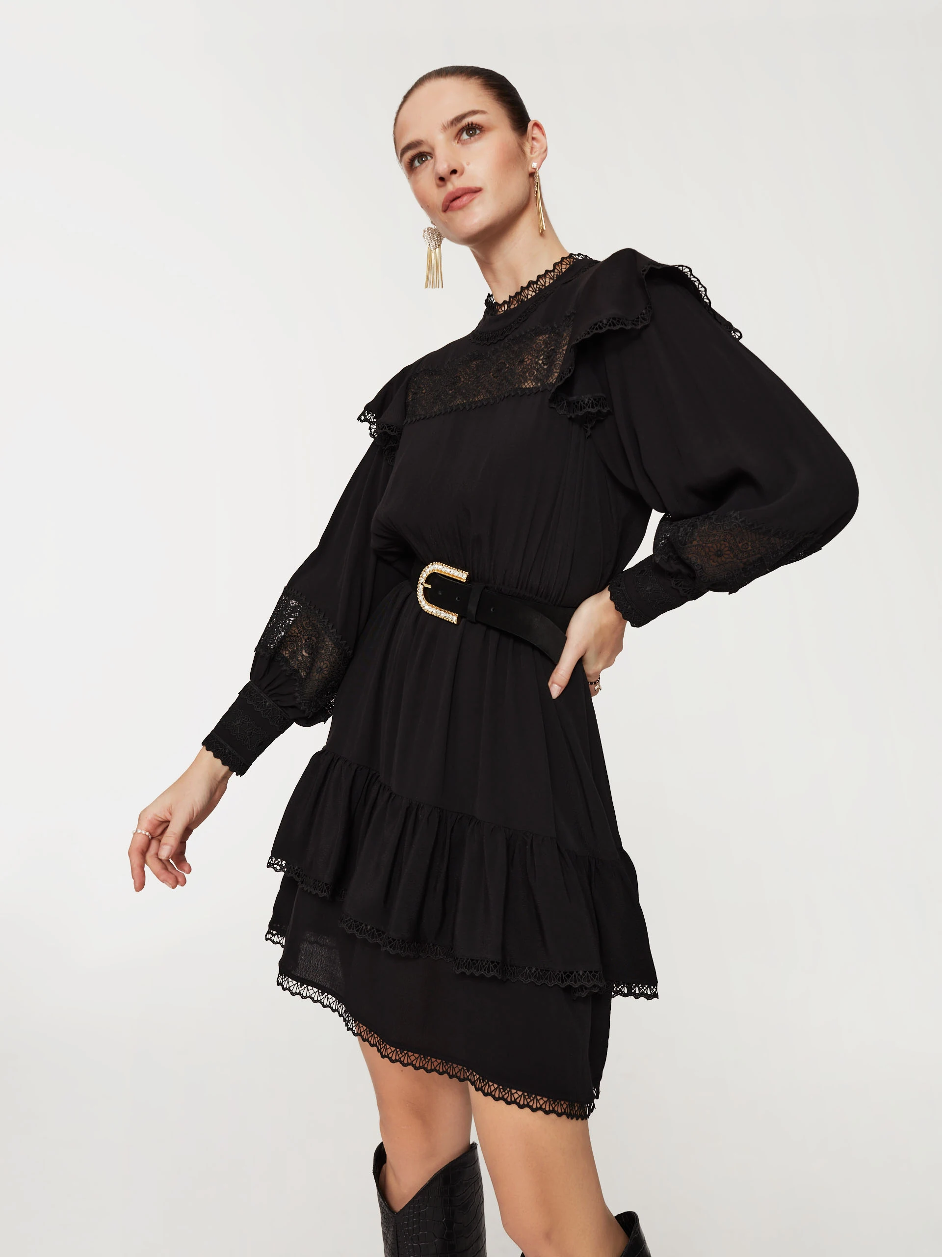 Short dress with ruffles and lace