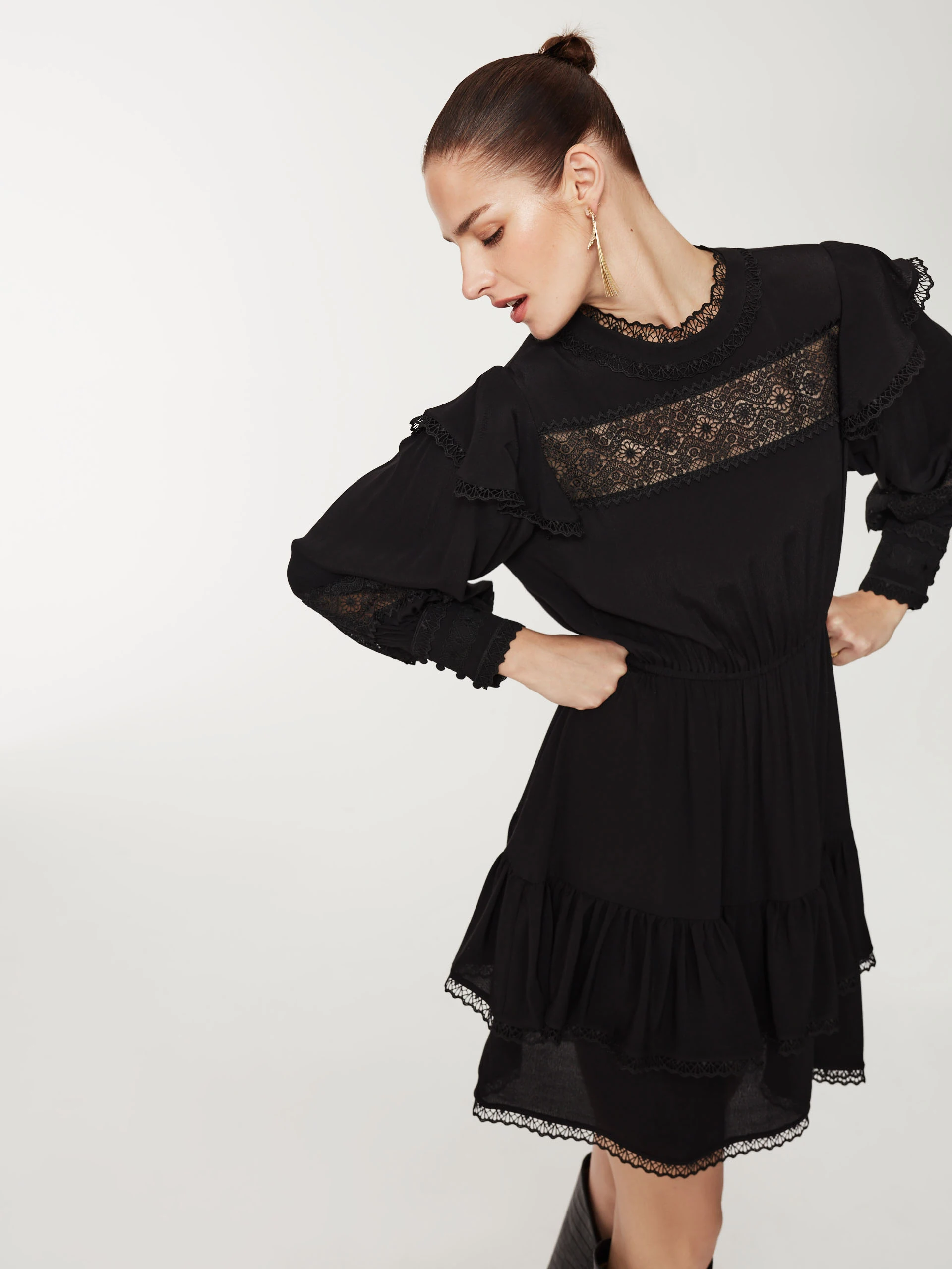 Short dress with ruffles and lace