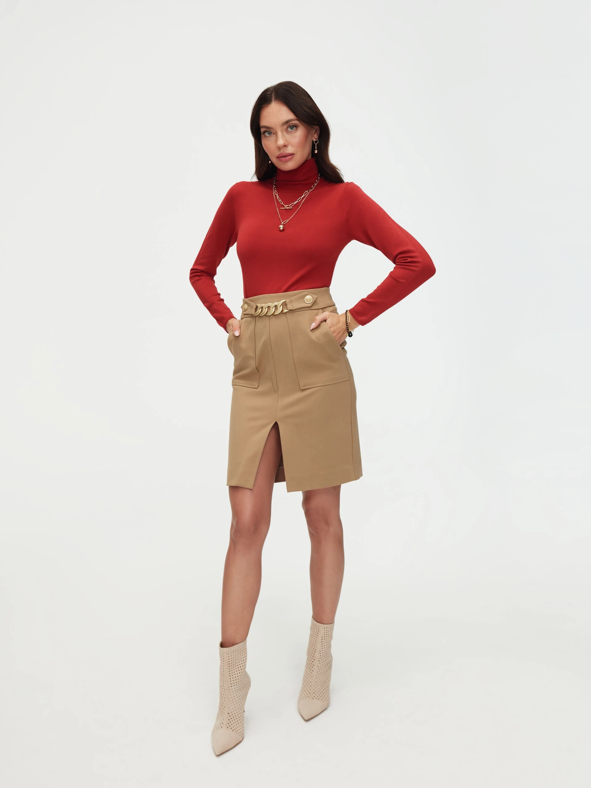 Fitted skirt in beige color
