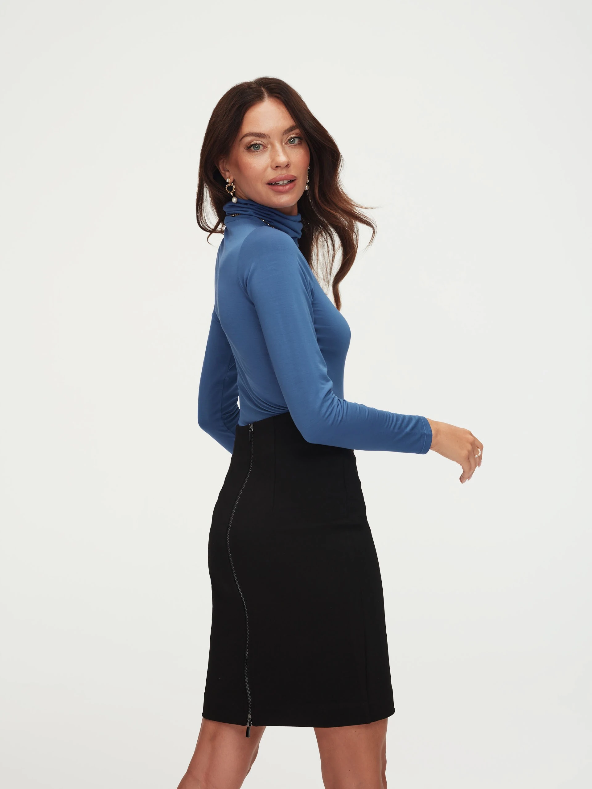 Black fitted skirt