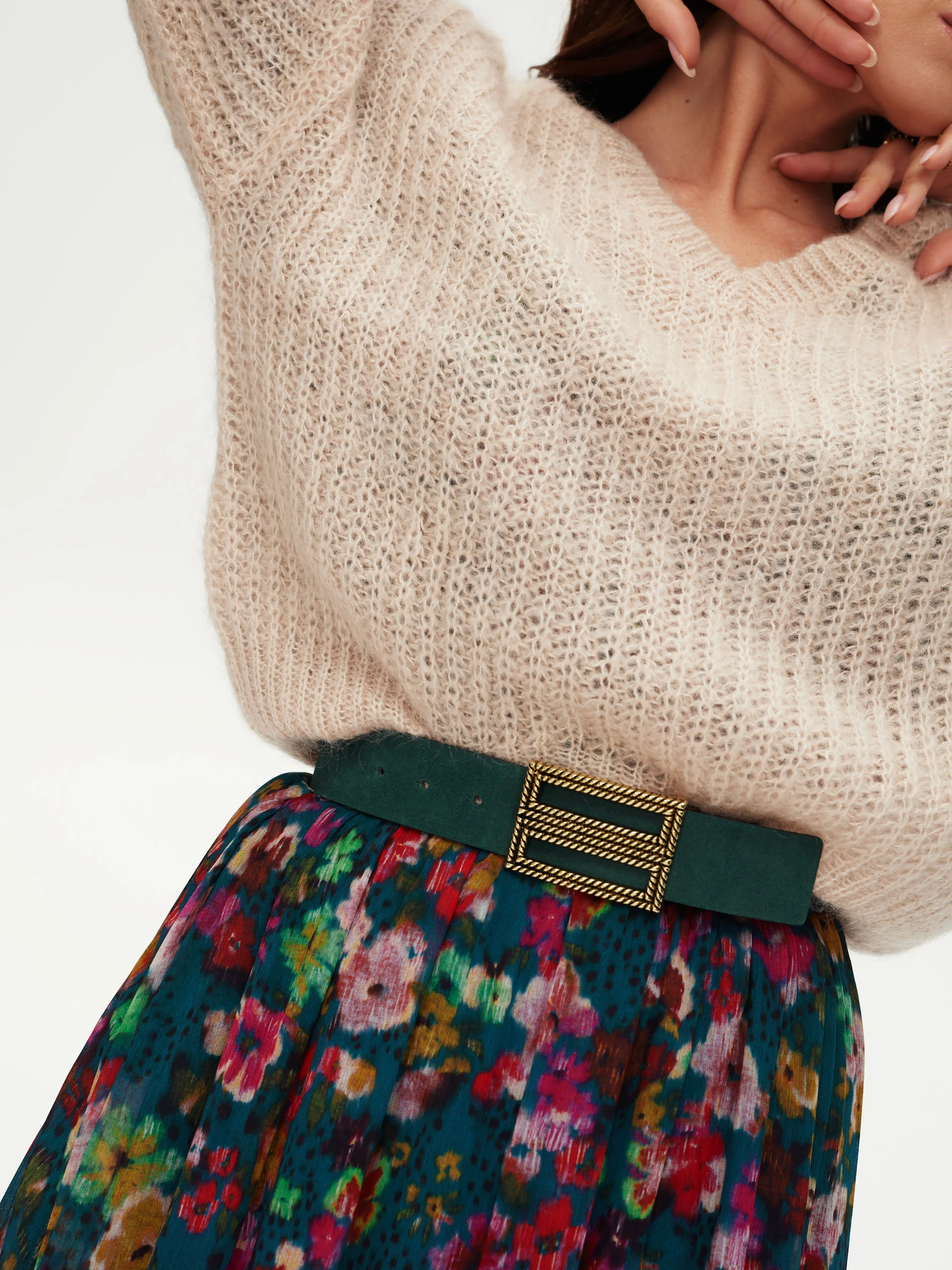 Beżowy sweter z bufiastymi rękawami