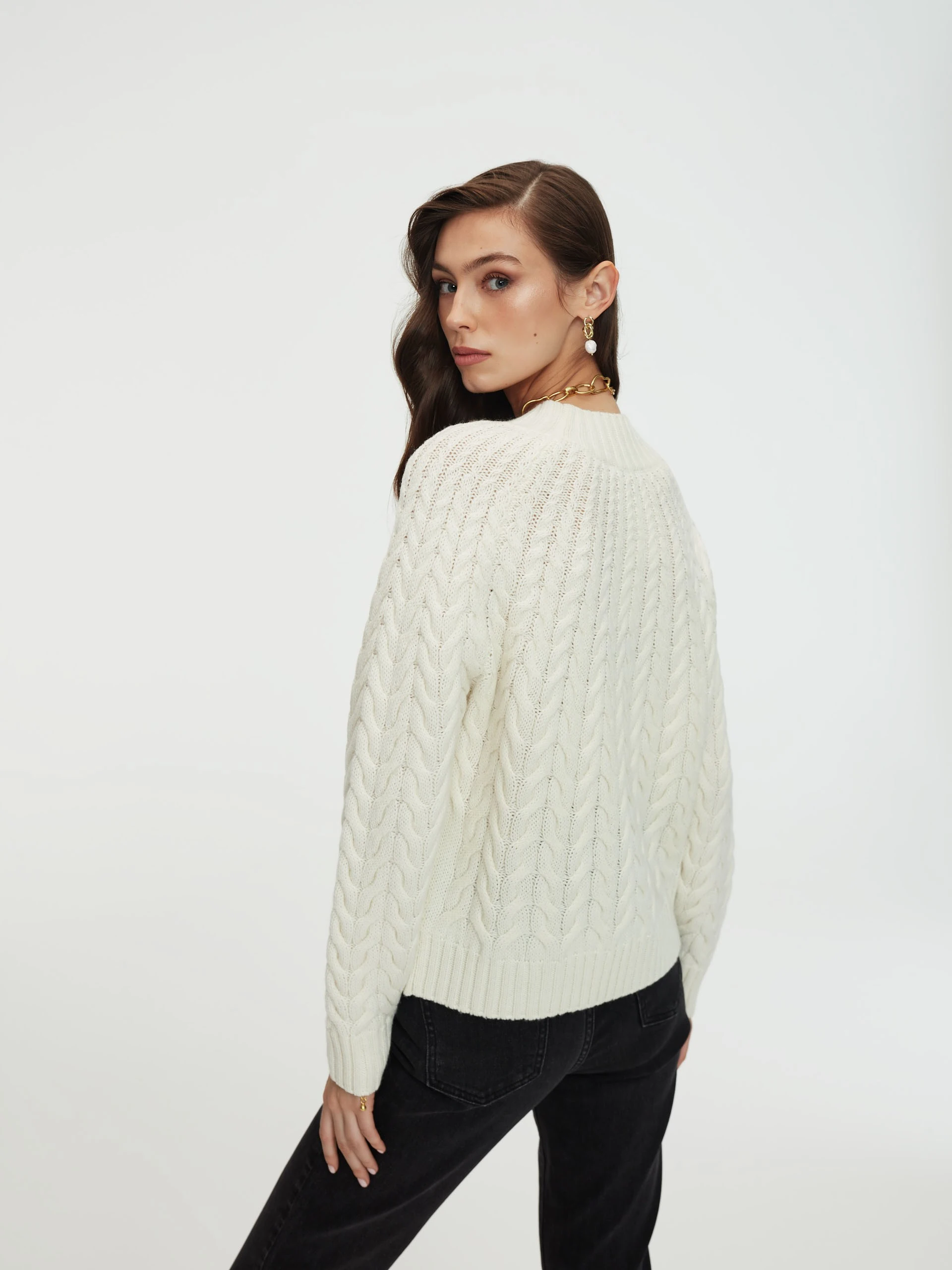 Sweter o warkoczowym splocie