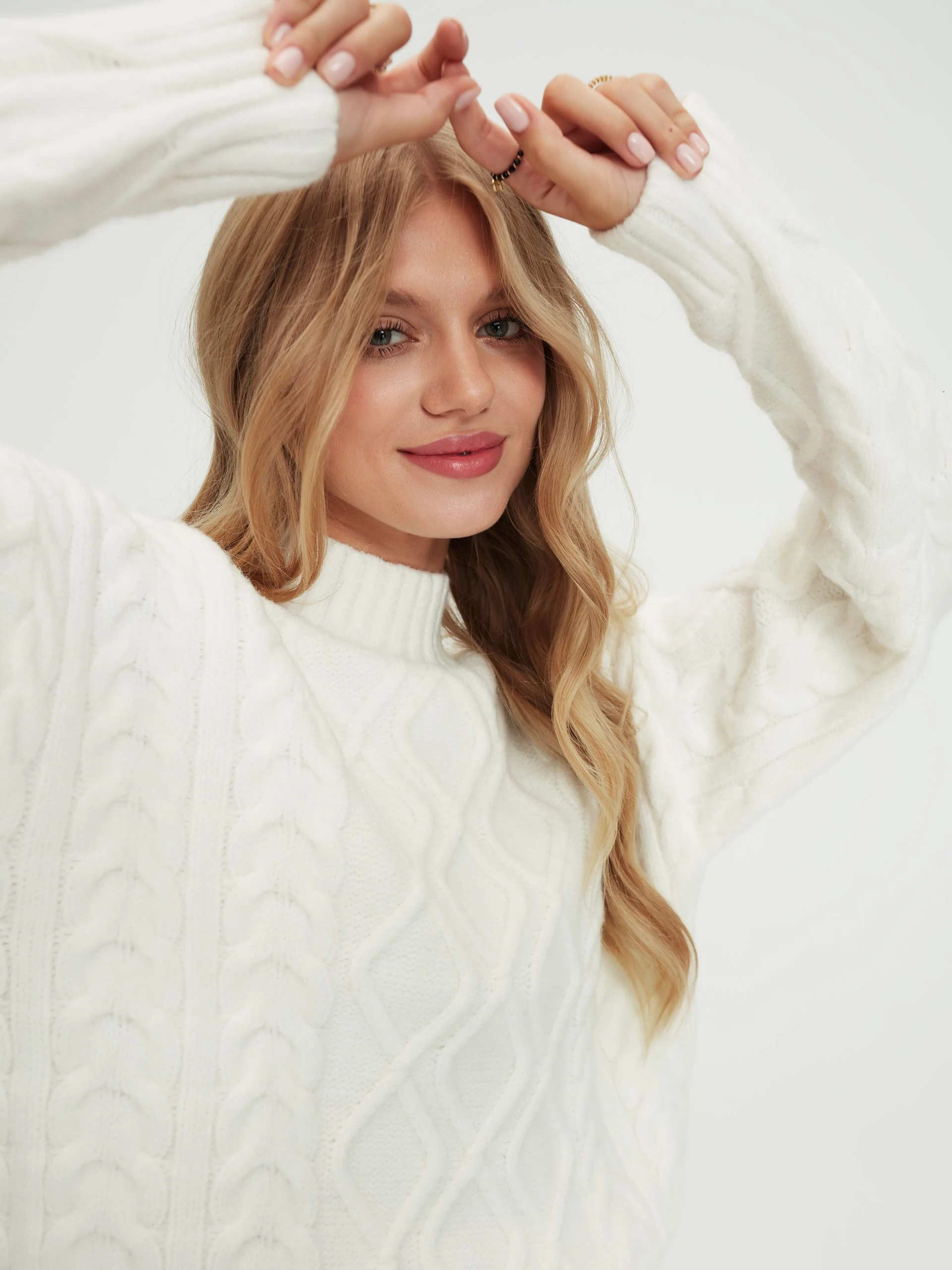 Śmietankowy sweter oversize