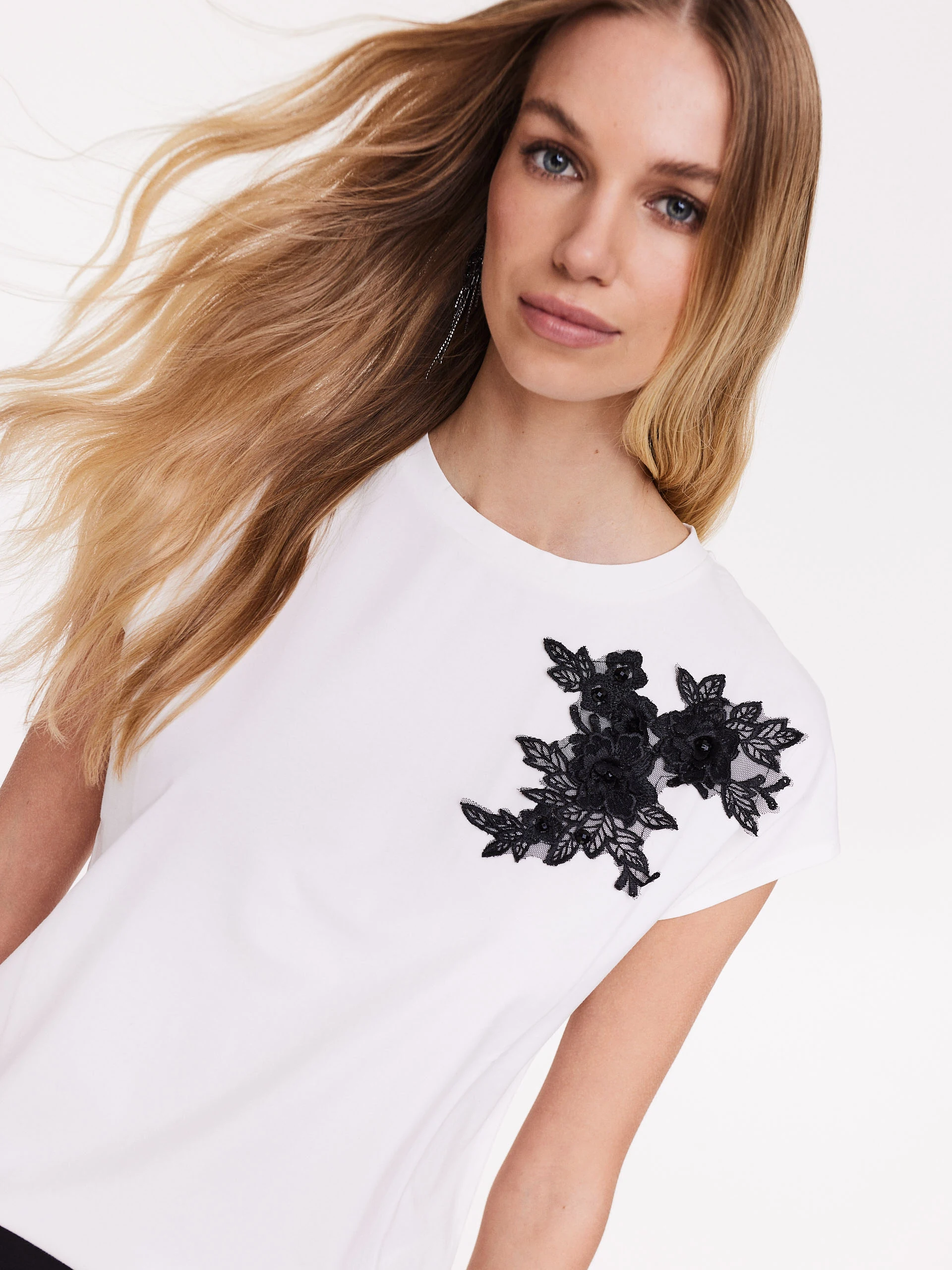 White blouse with short sleeves and patch applique