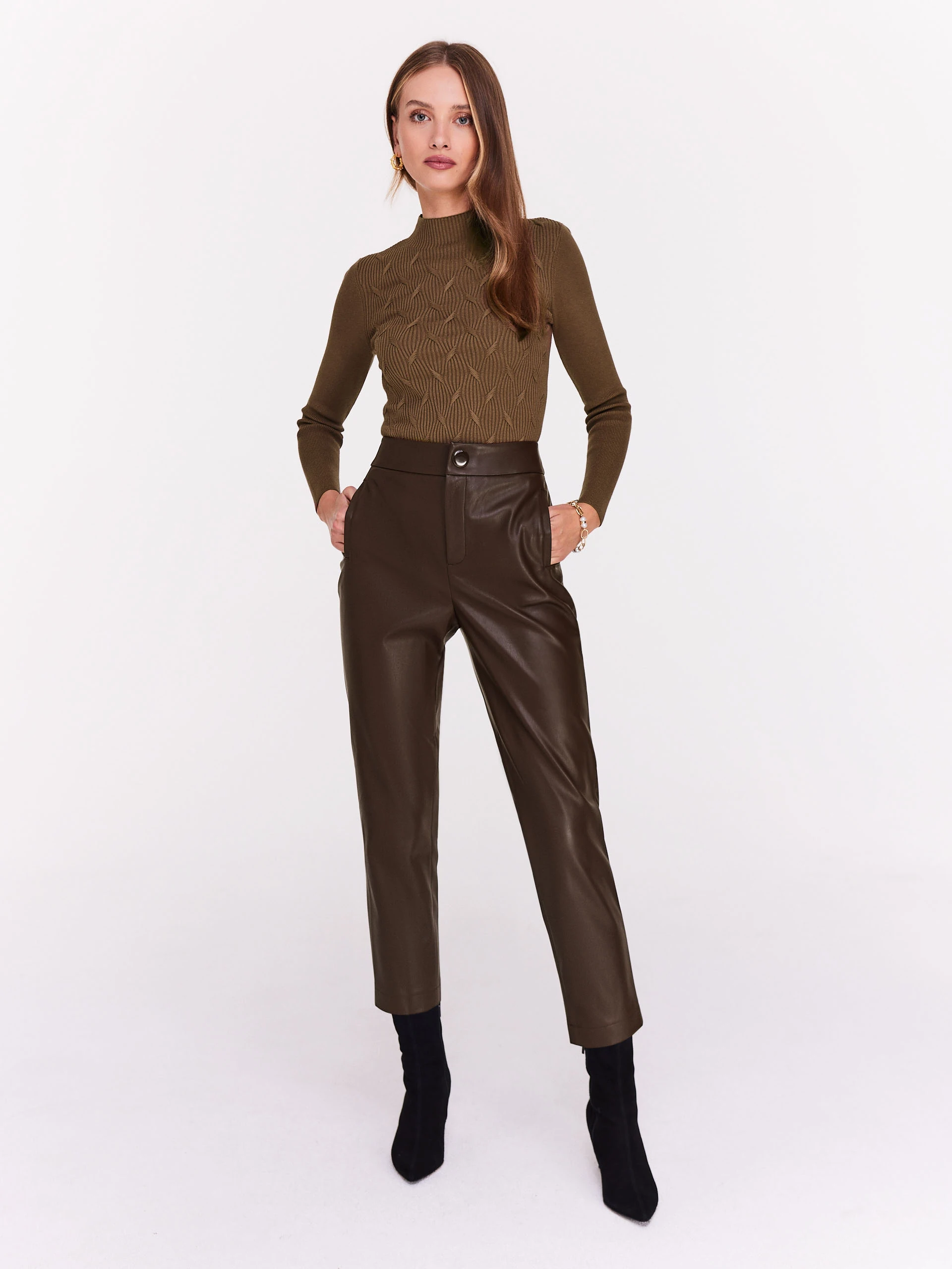 Fitted brown sweater with half turtleneck