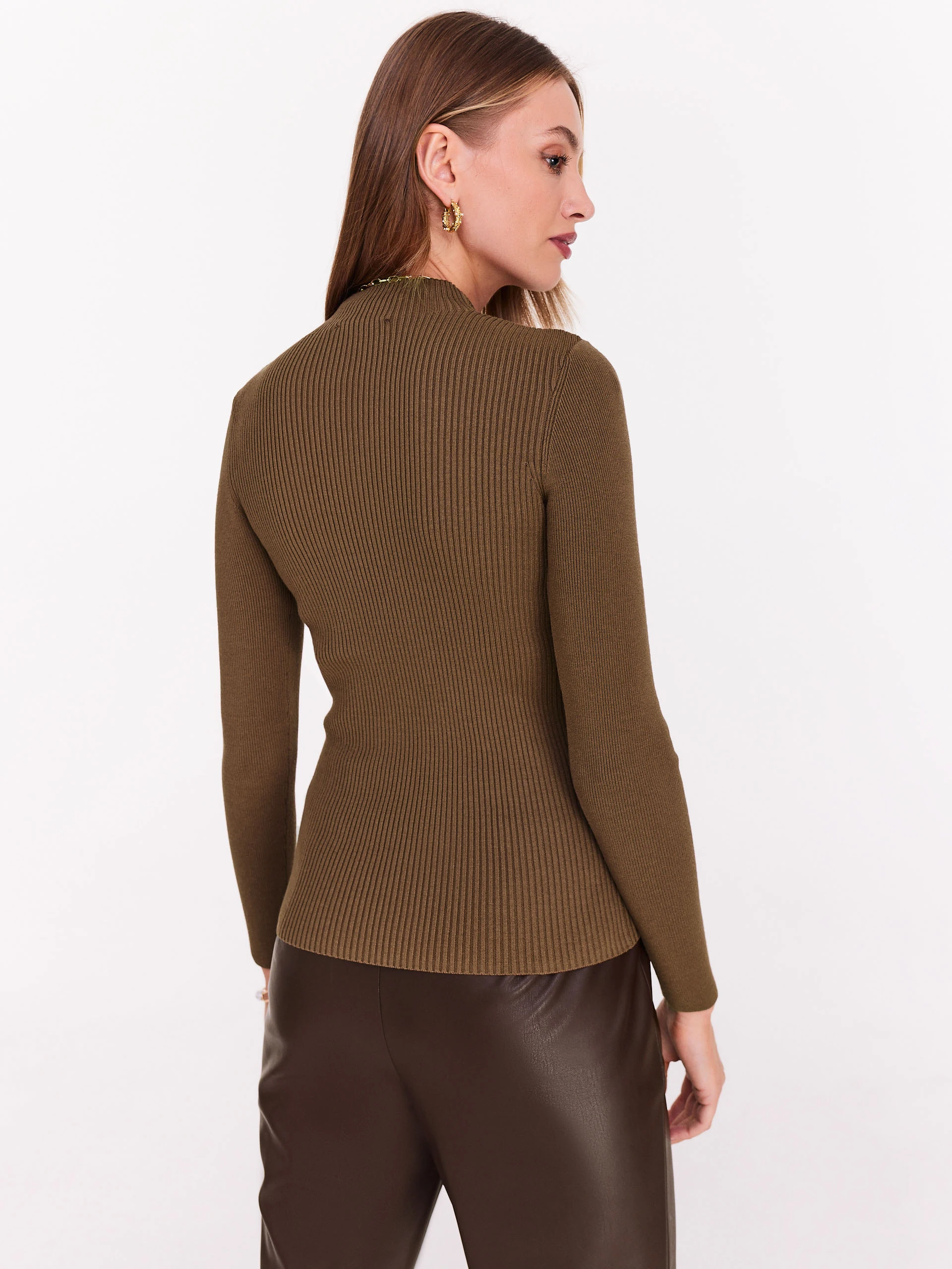 Fitted brown sweater with half turtleneck