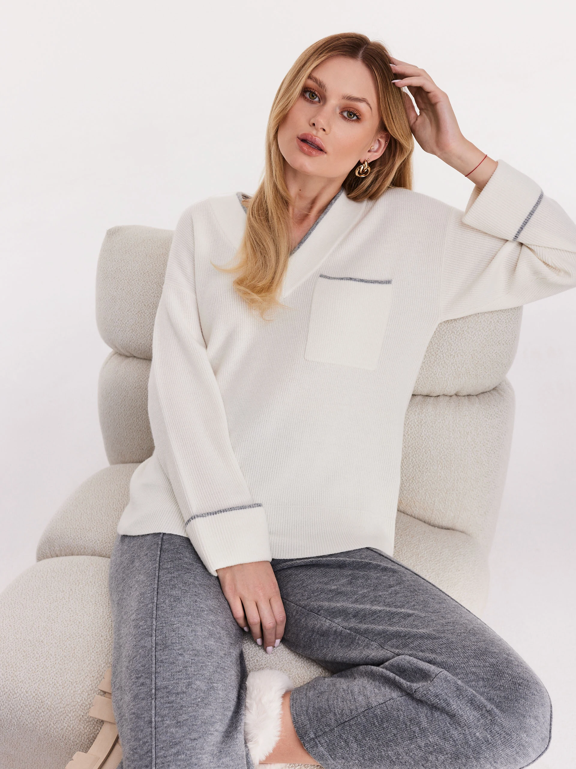 Oversize’owy prążkowany sweter z dekoltem w serek
