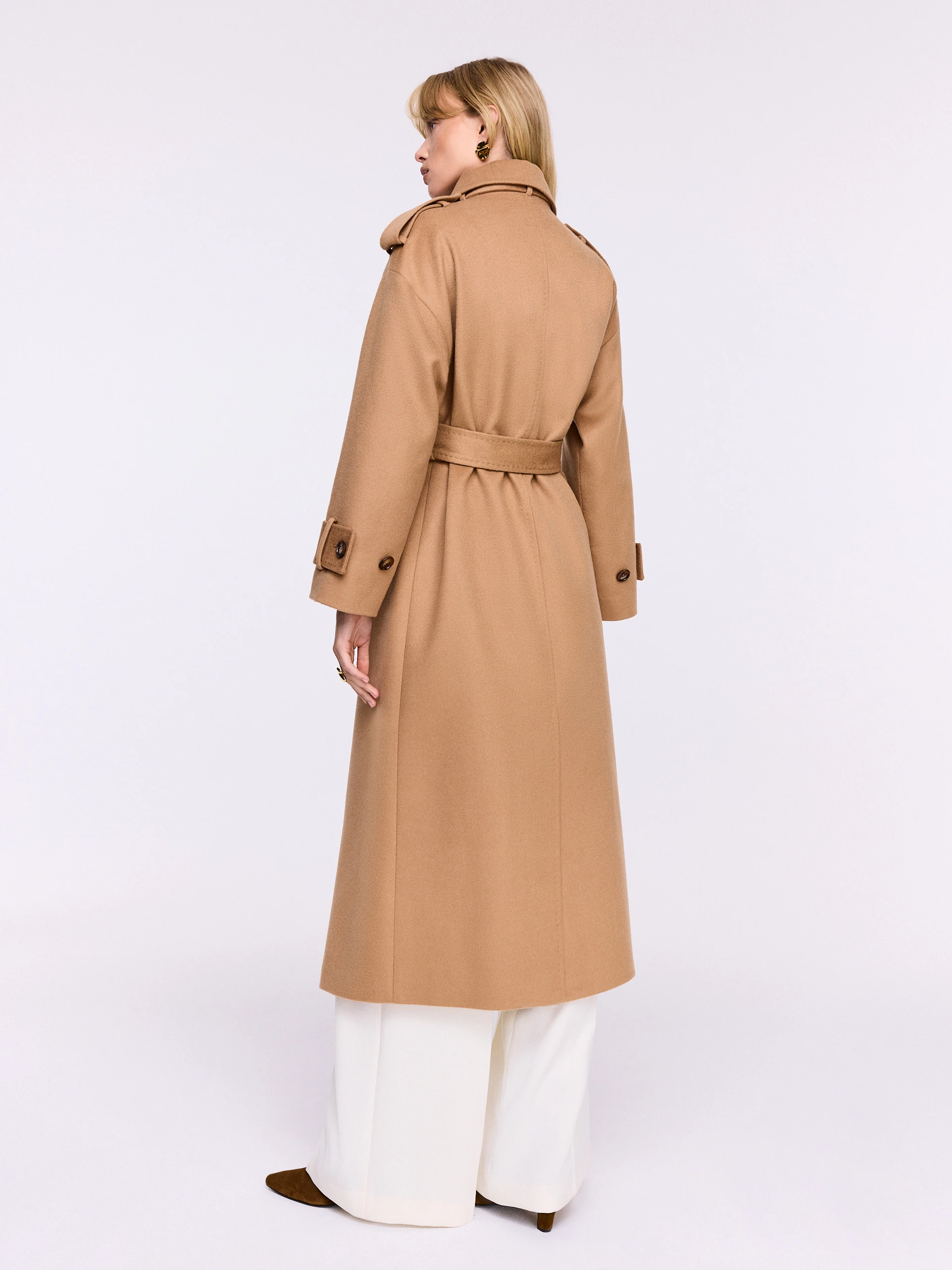 Elegant caramel coat made of wool
