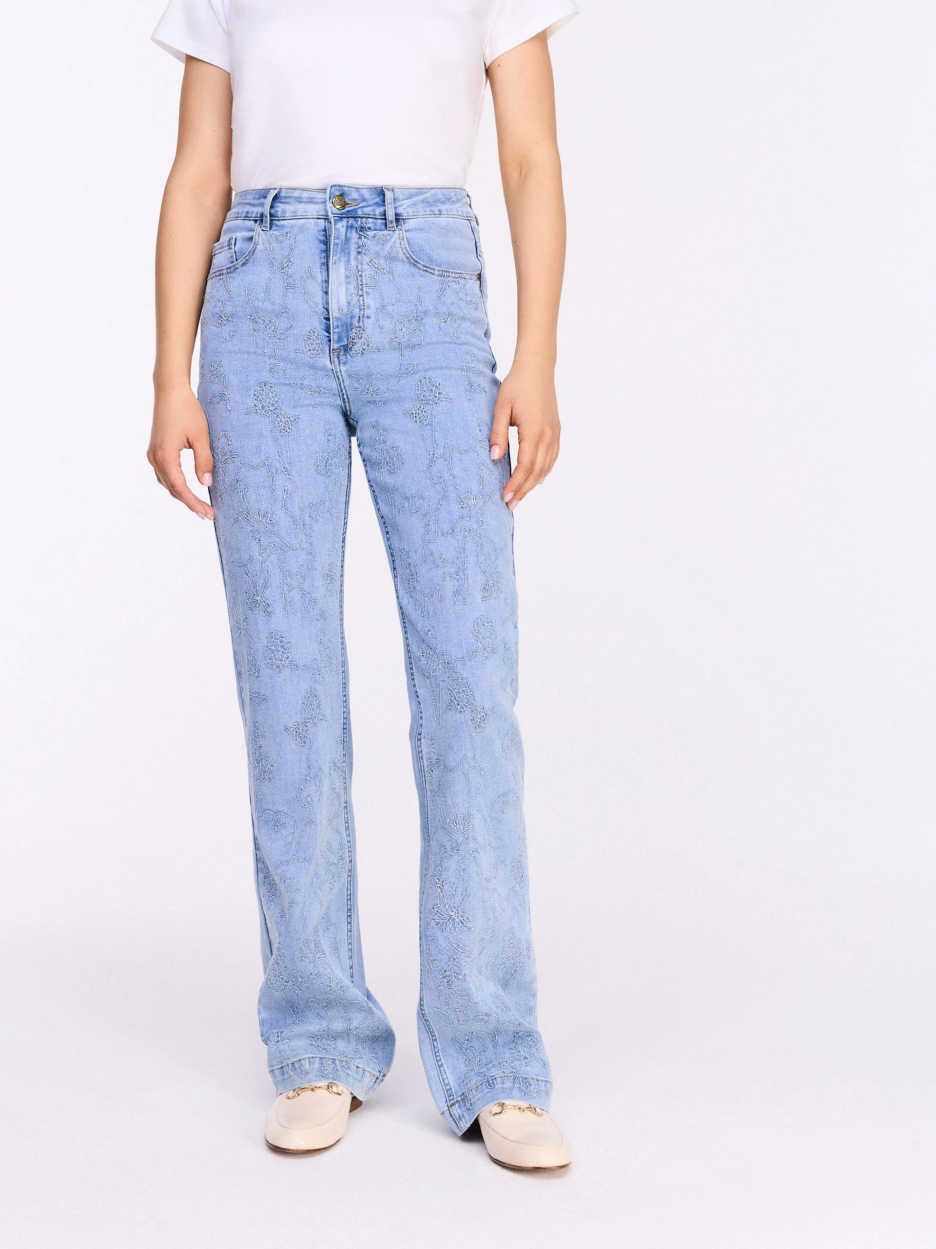 Embroidered bright high-waisted jeans