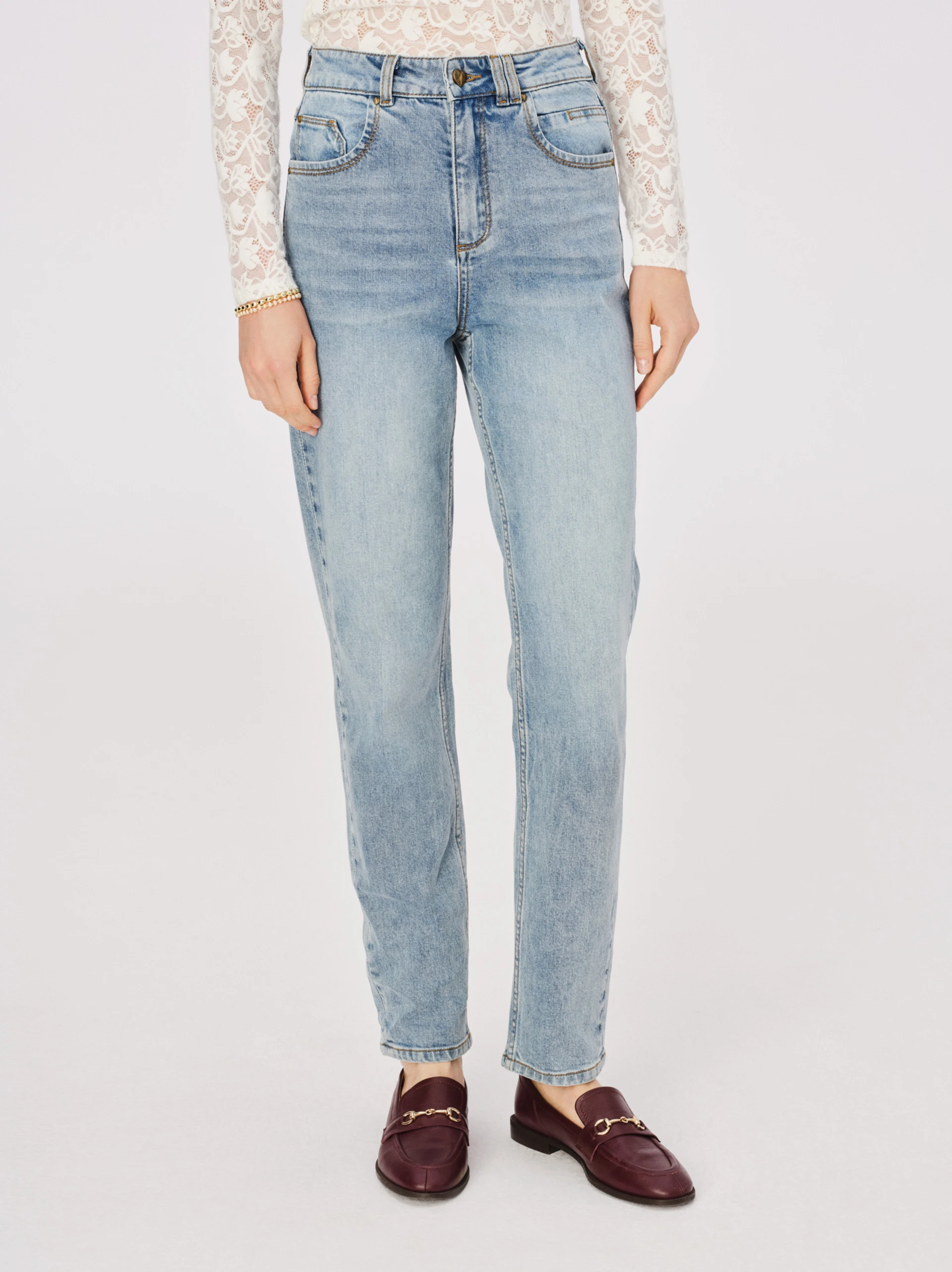 Jasne spodnie typu mom jeans z wysokim stanem