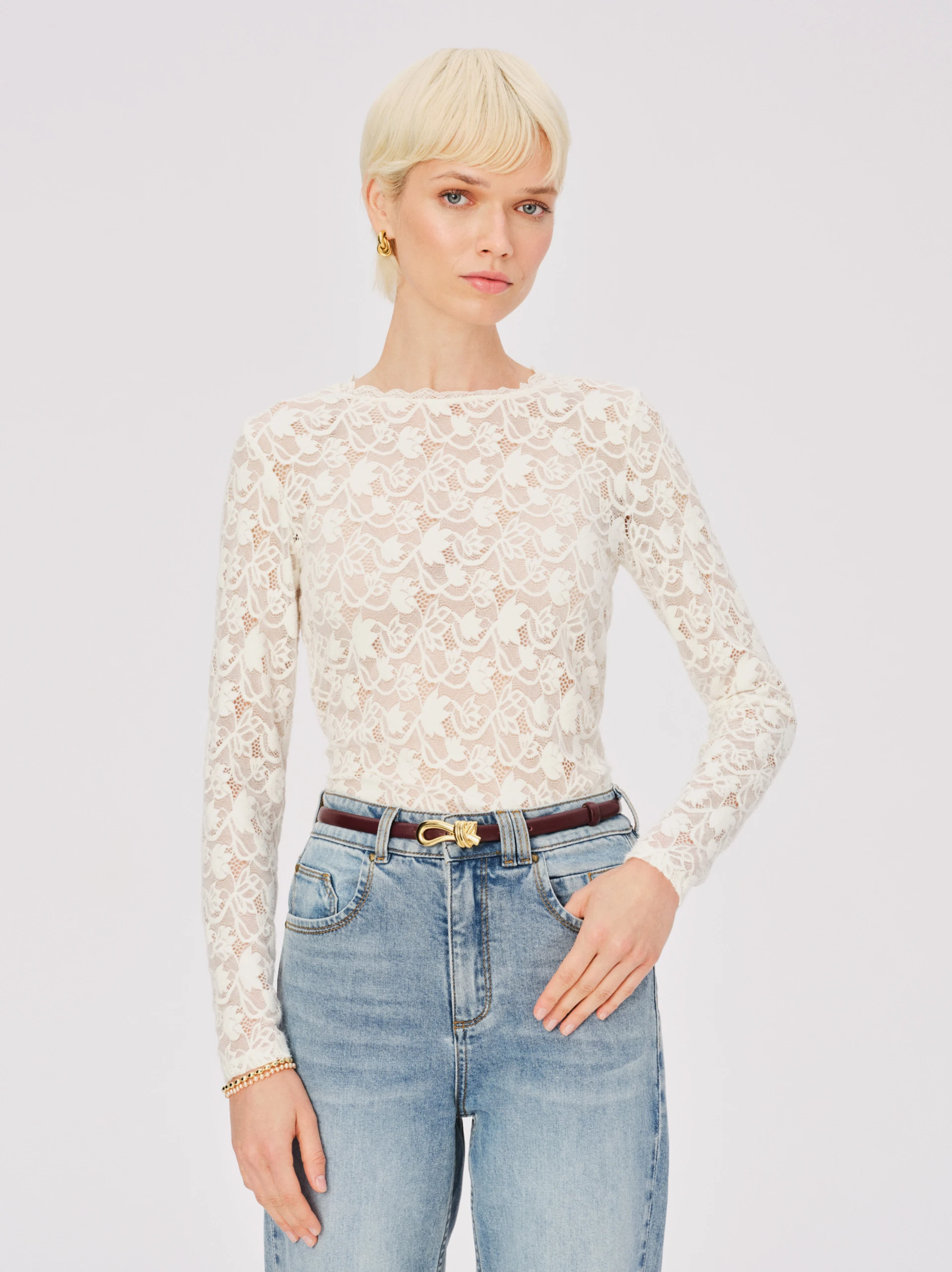 Jasne spodnie typu mom jeans z wysokim stanem