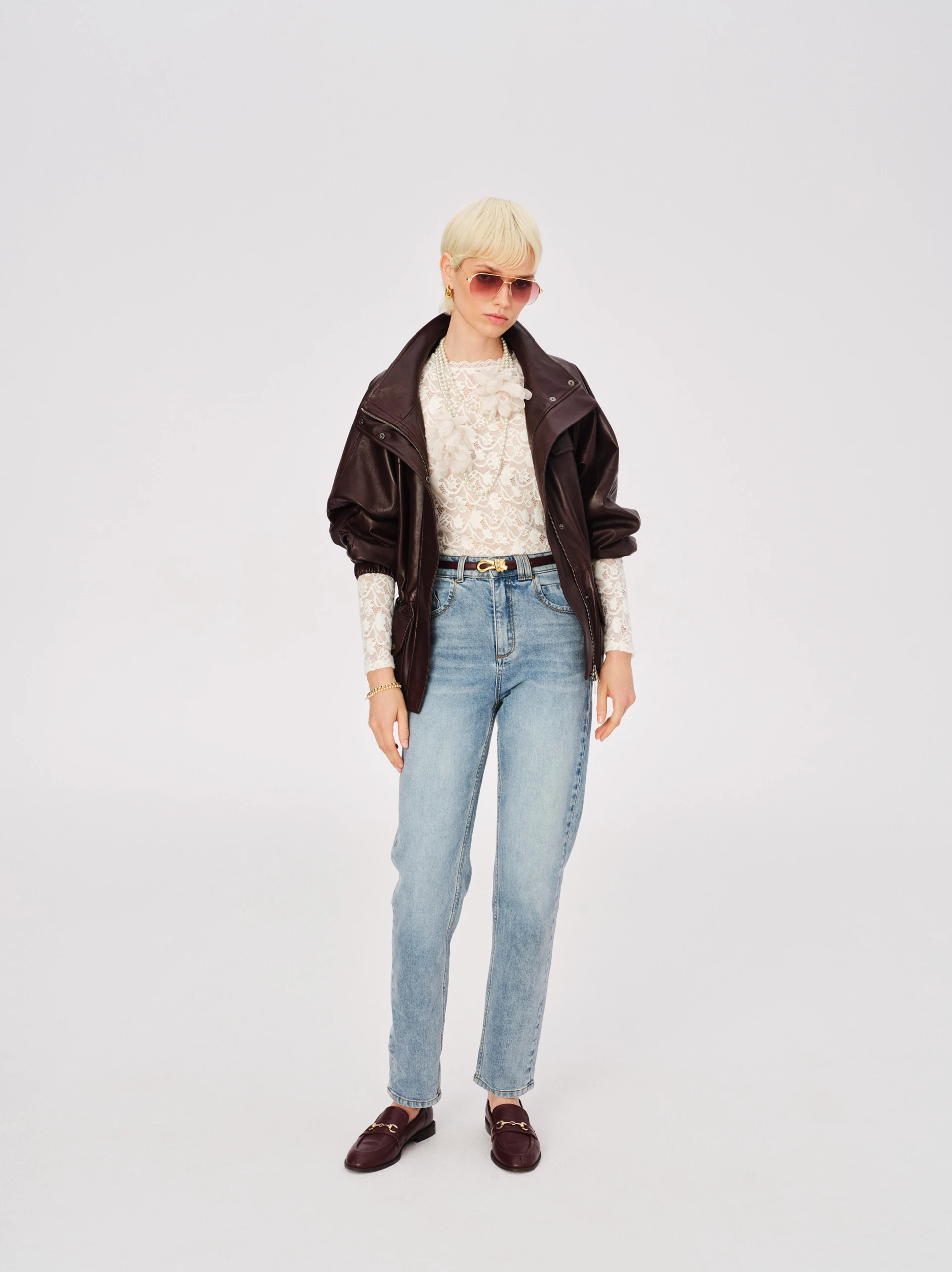 Jasne spodnie typu mom jeans z wysokim stanem