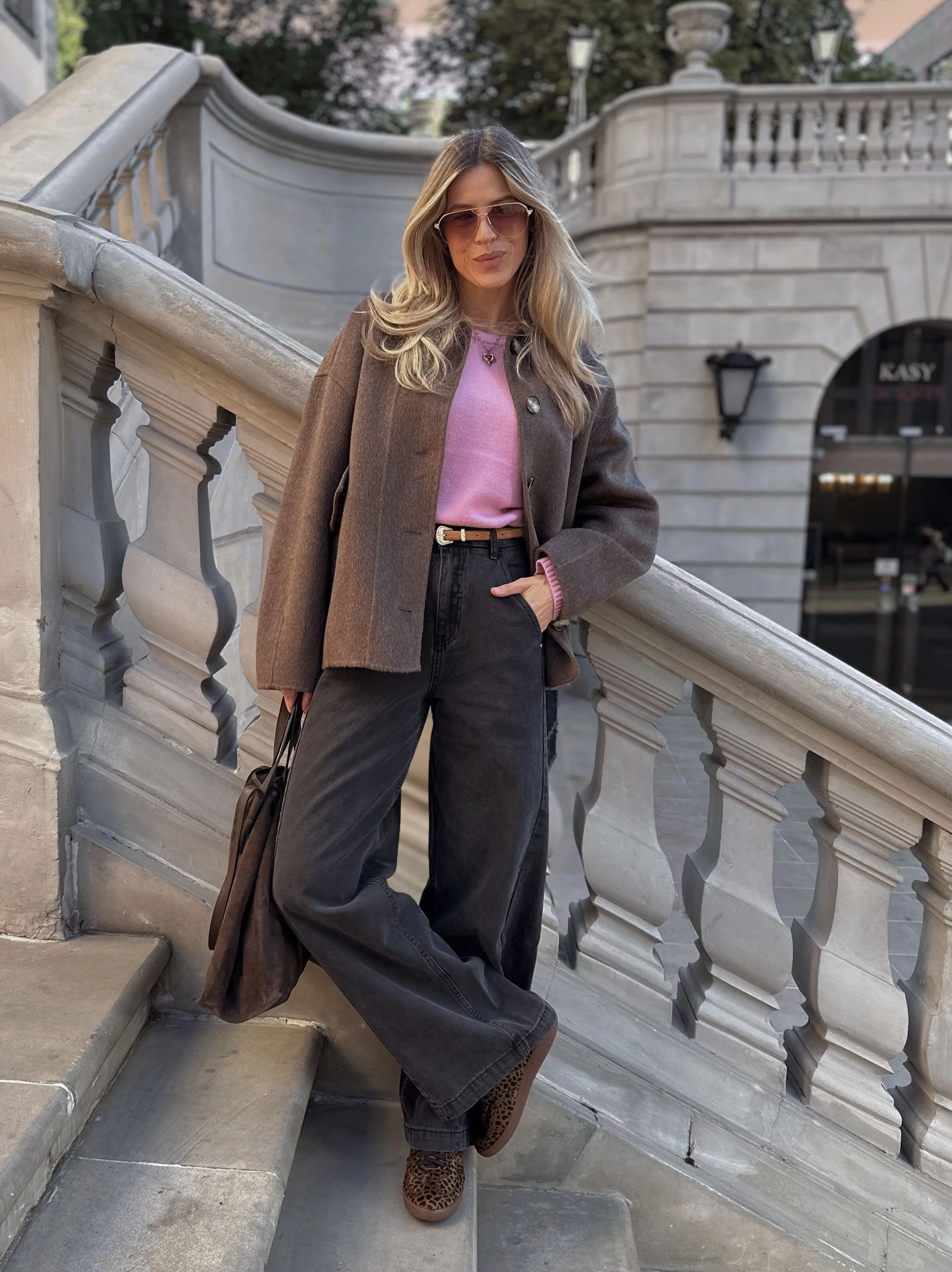 Czarne spodnie jeansowe typu wide leg
