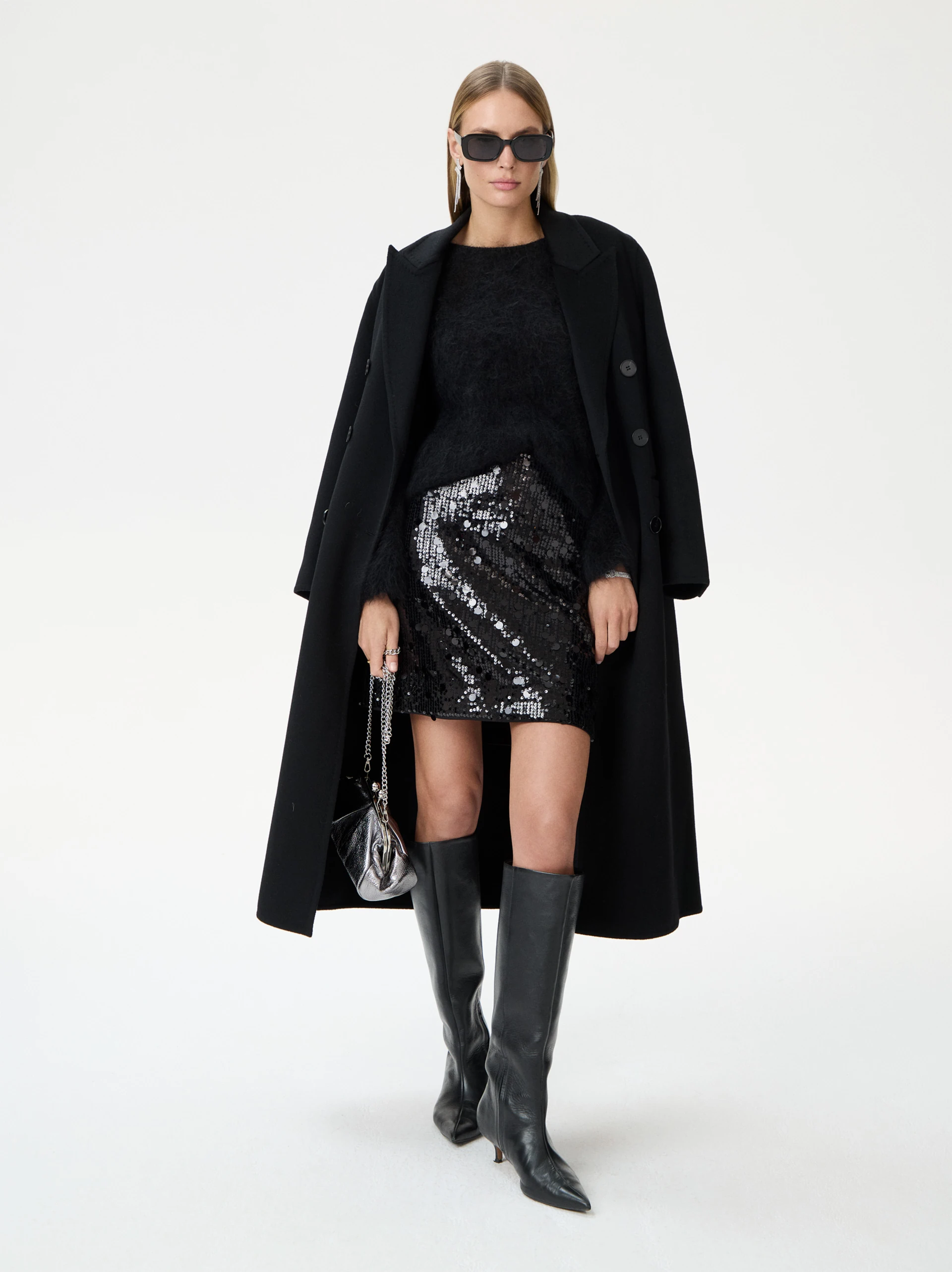 Short black skirt with sequins