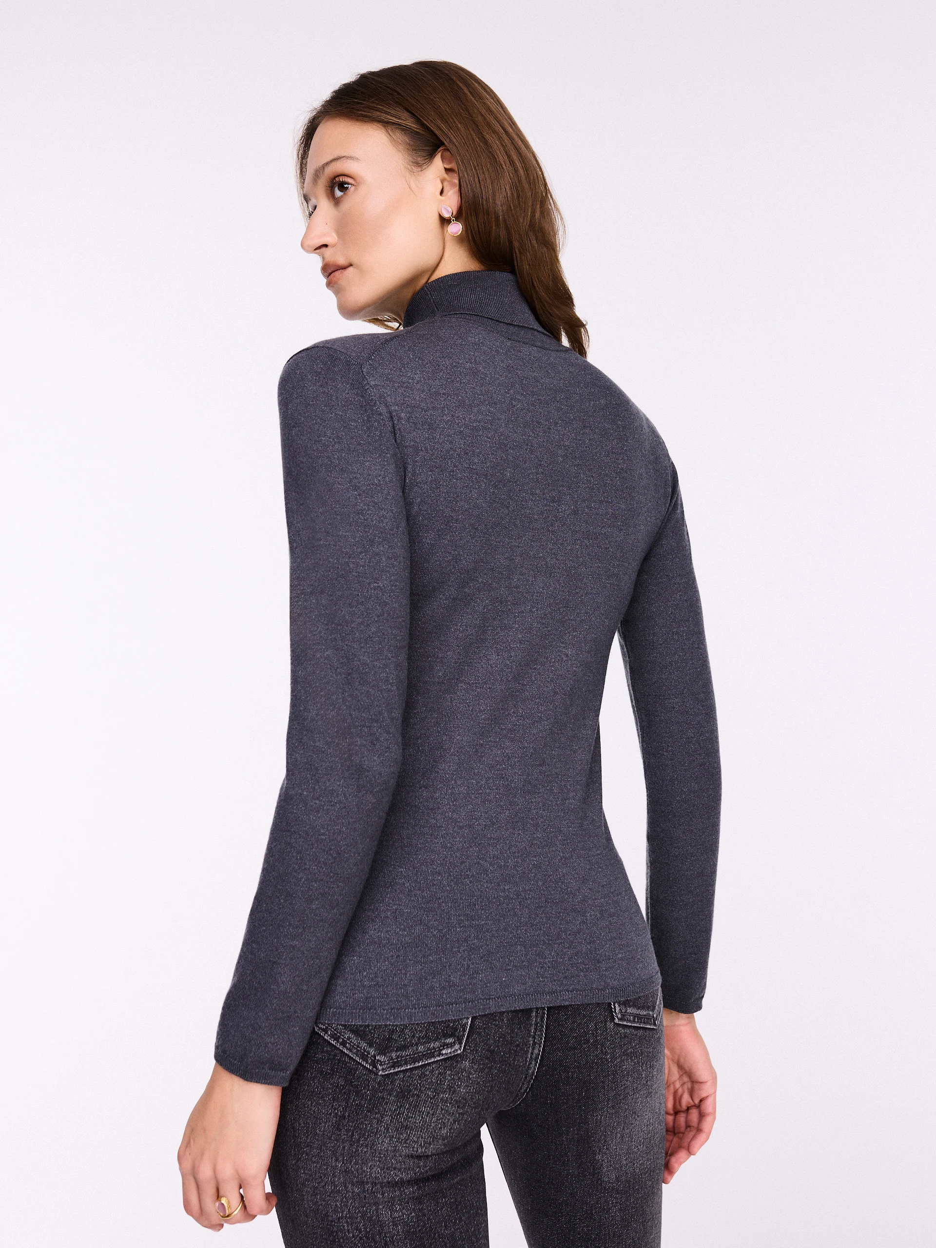 Gray fitted turtleneck with wool