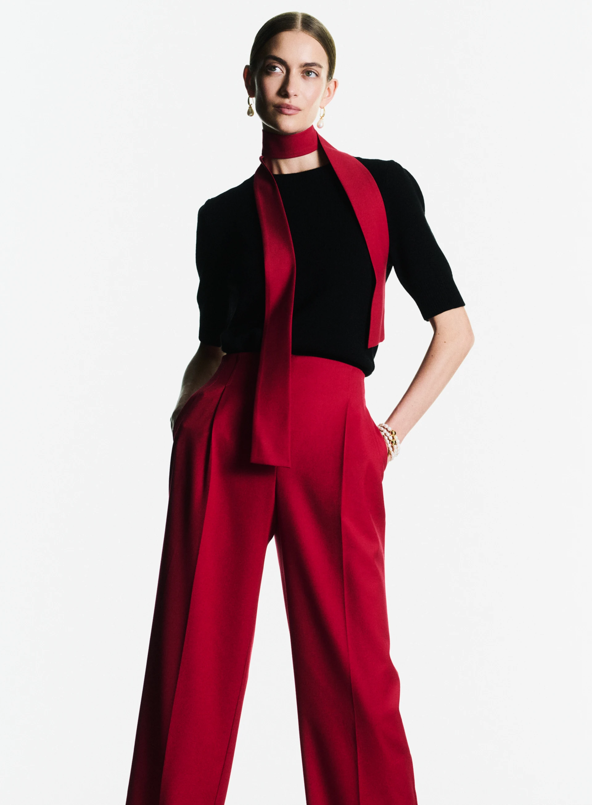Black short-sleeved sweater made of wool with cashmere